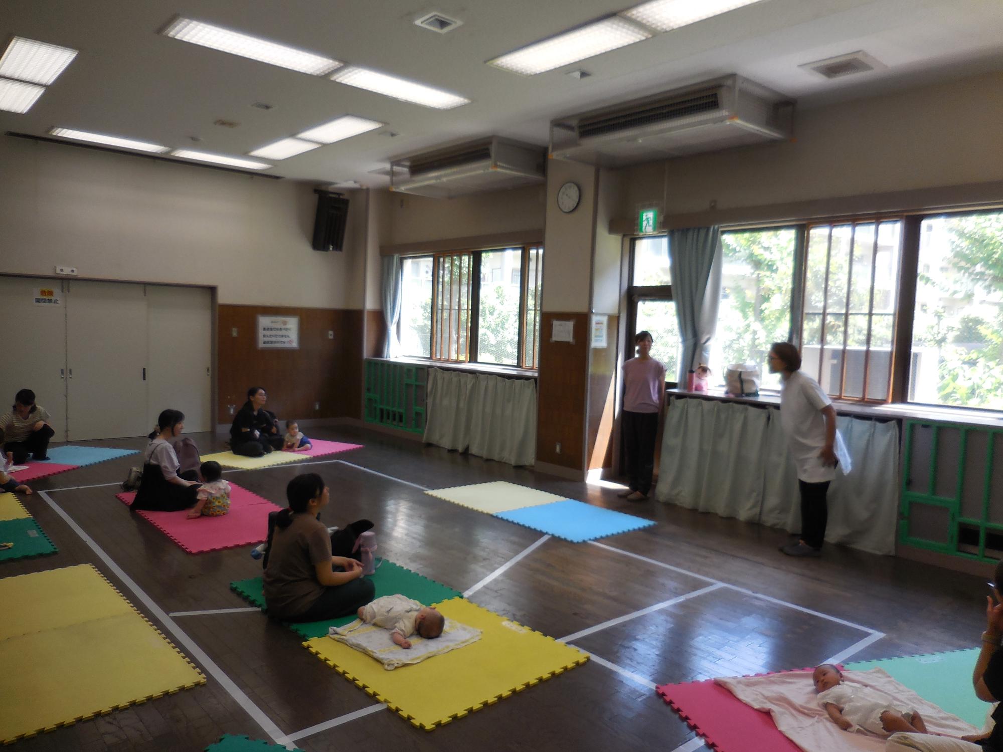 親子ヨガ、最初の挨拶の様子。