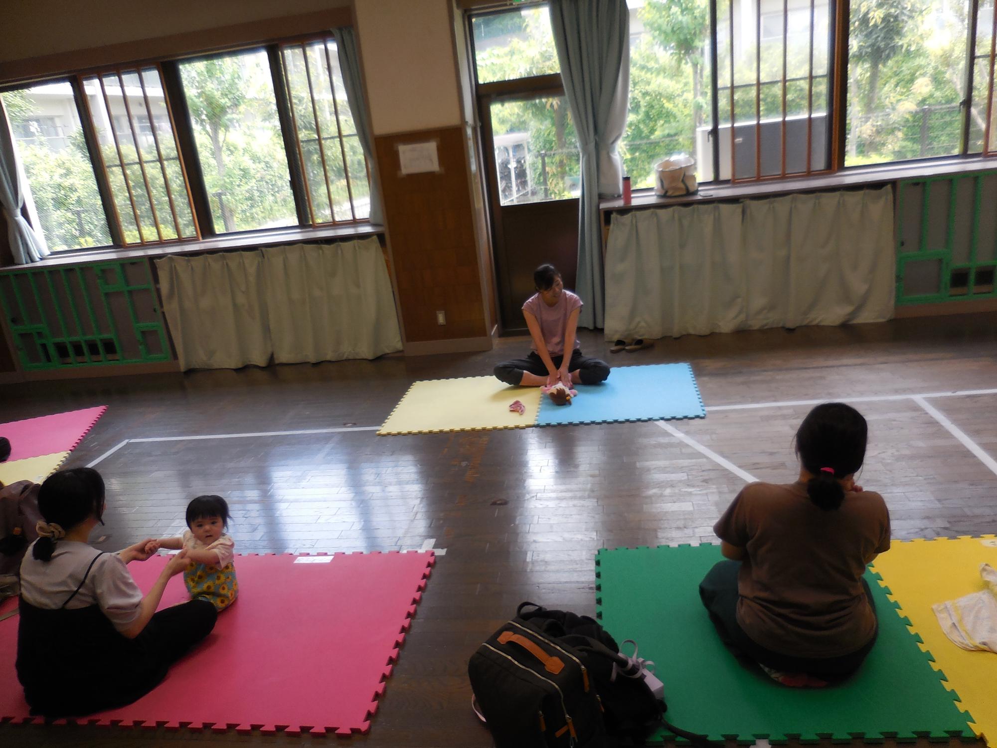 親子ヨガ中の様子。