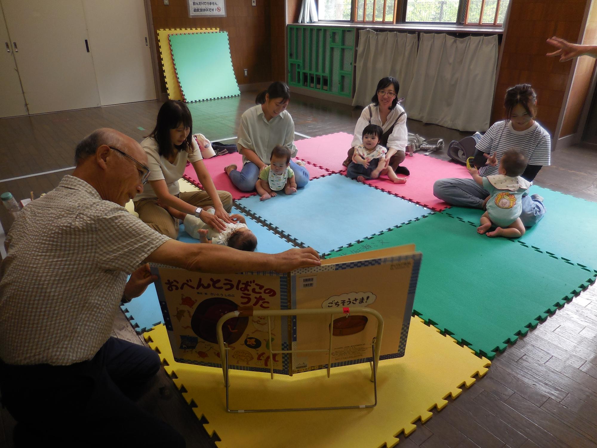 絵本の読み聞かせの様子。