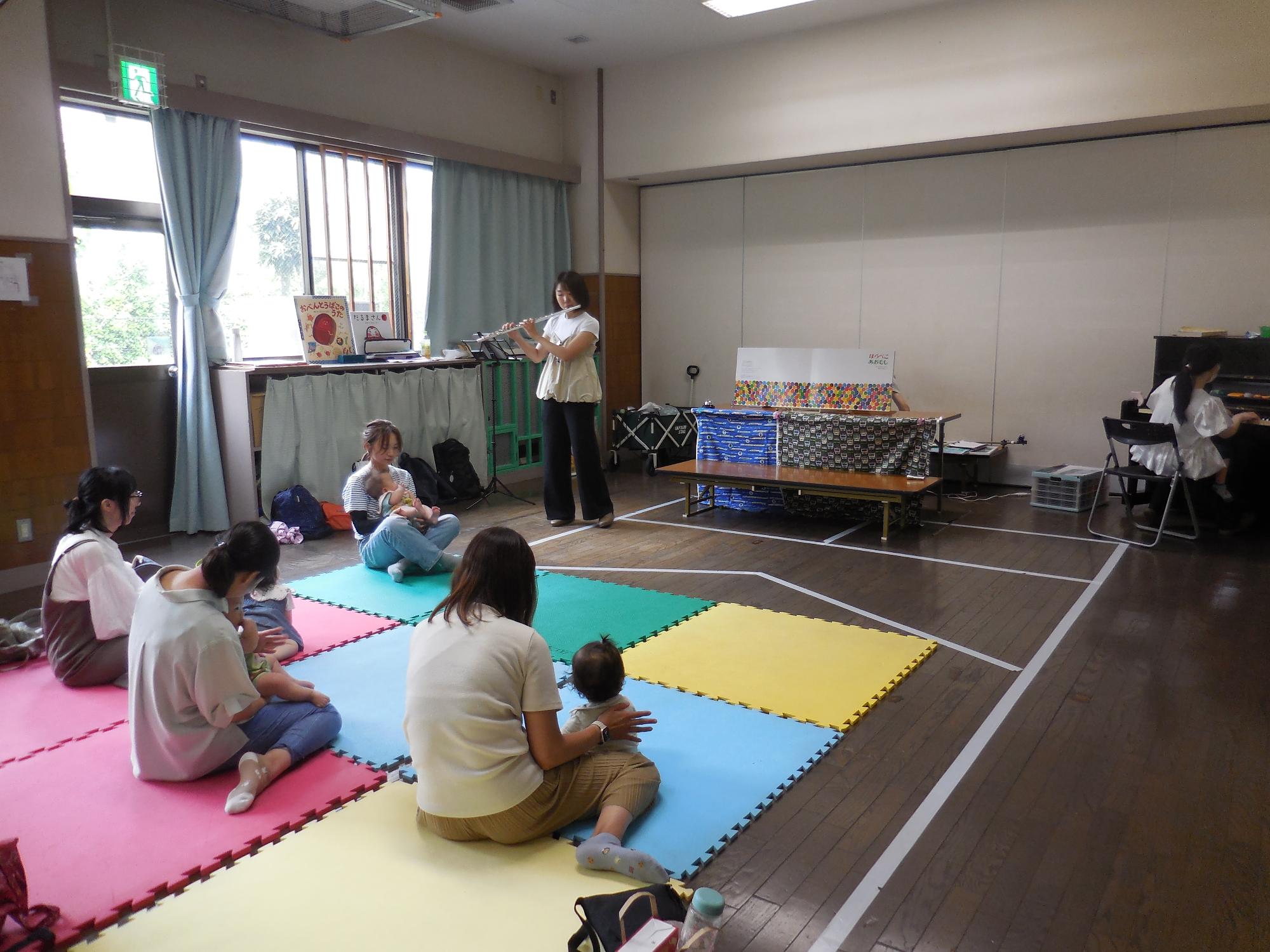 フルートとピアノの演奏の様子。