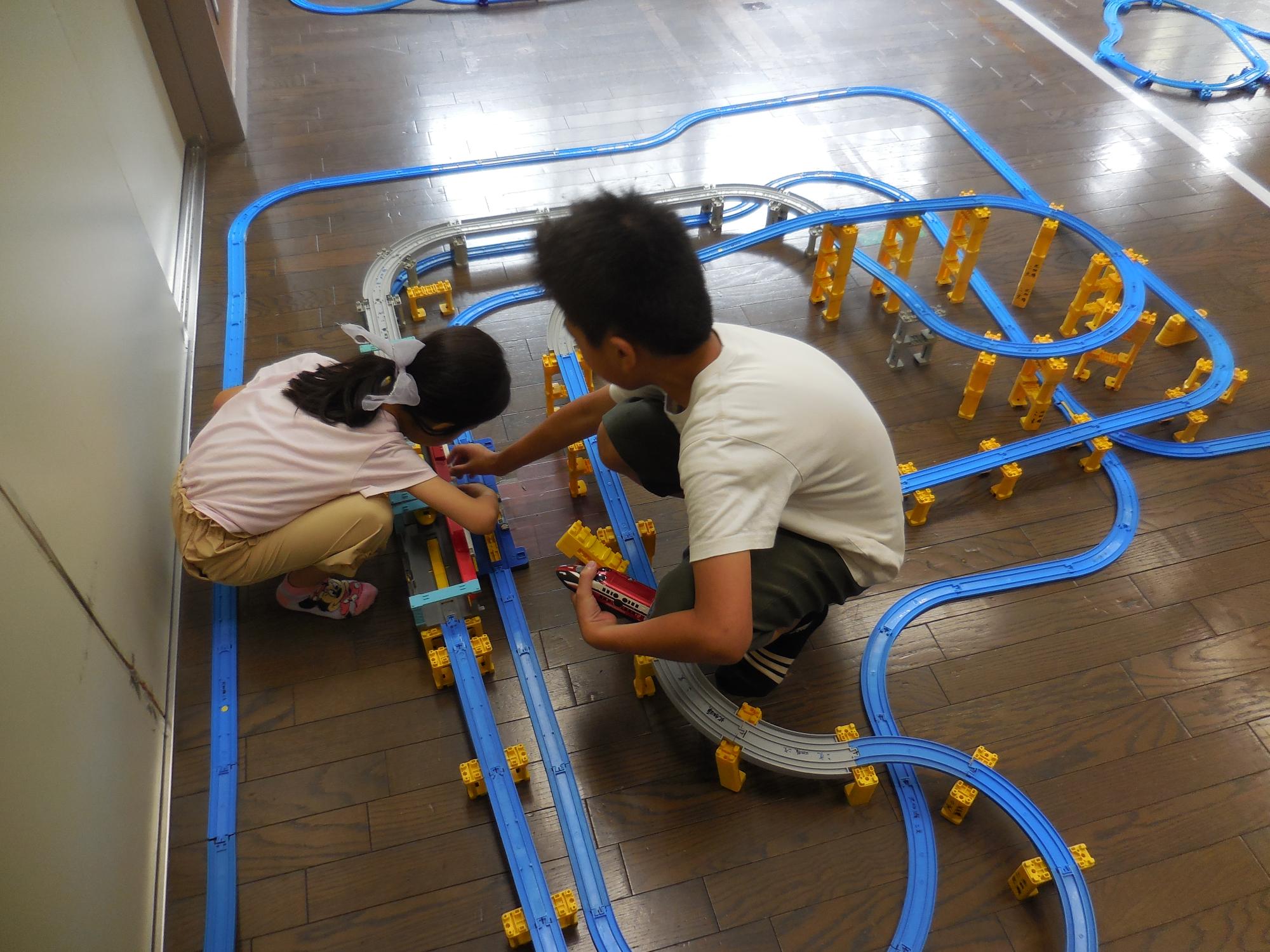 親子でレールを作る様子。