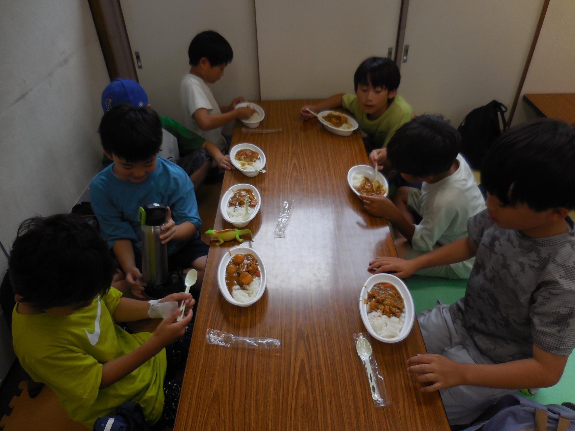 子どもたちがカレーを食べている様子。