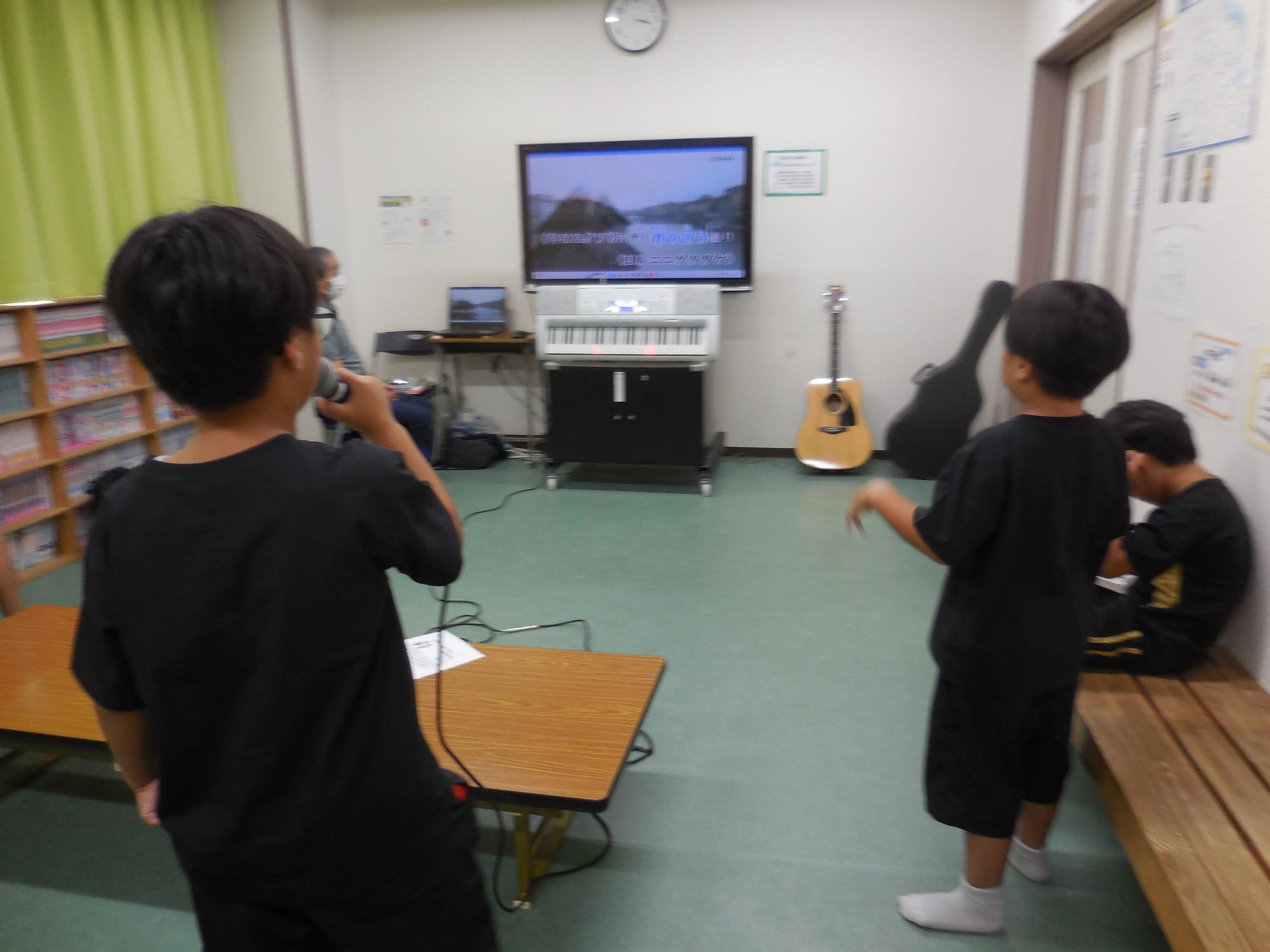 歌っている子どもたちの様子。