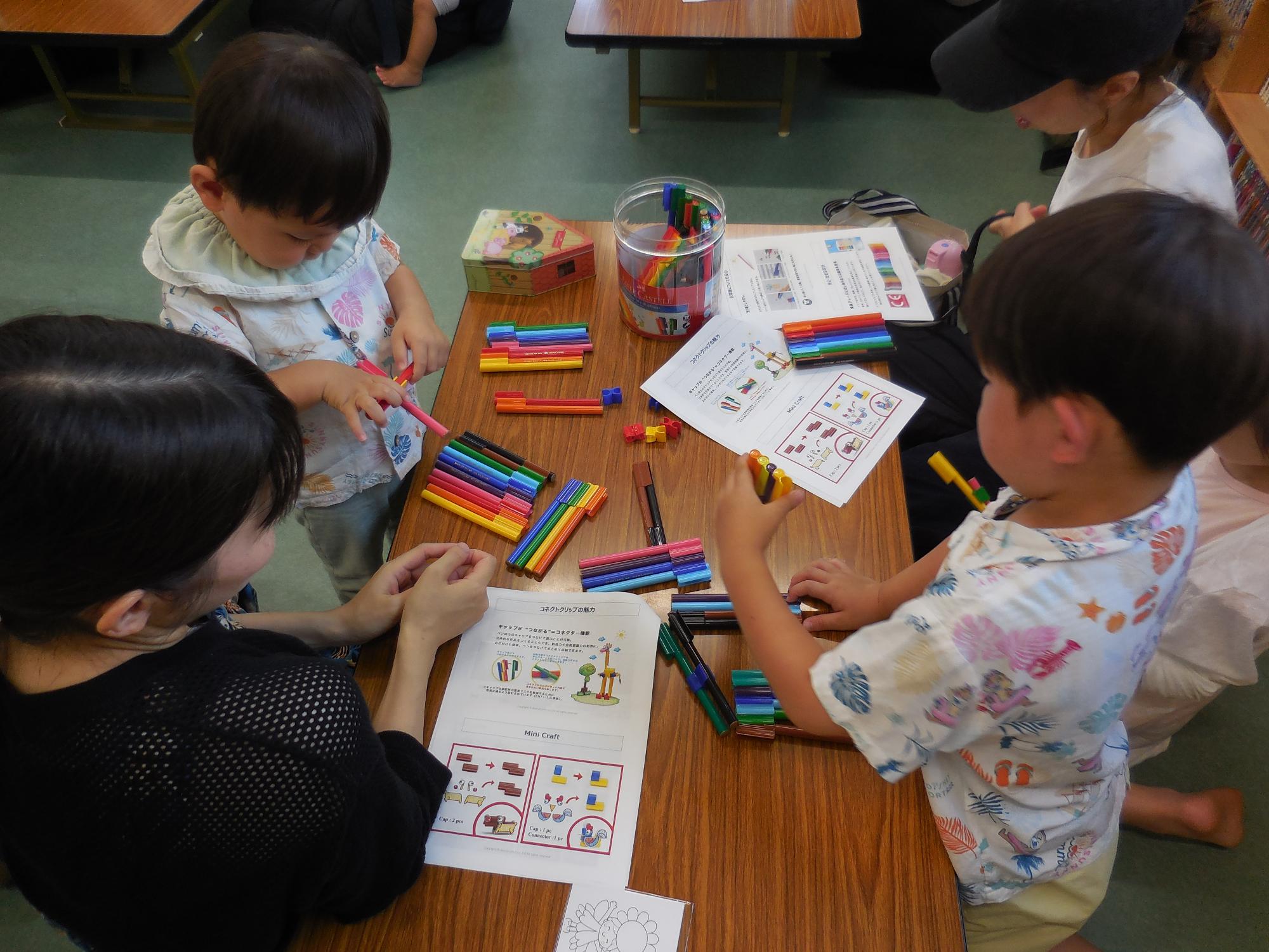 親子でコネクターペンを使って絵を描いている様子