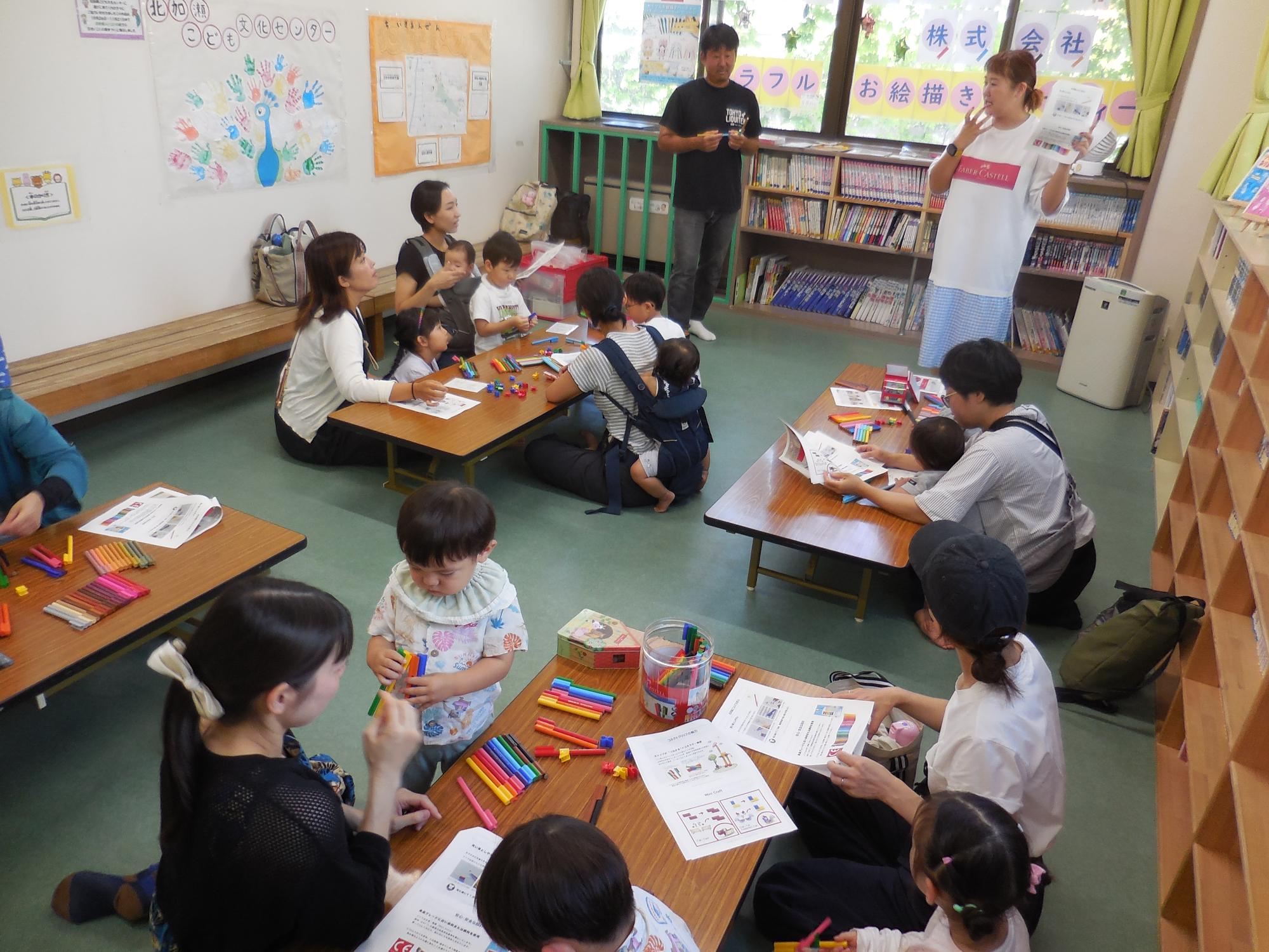 コネクターペンの説明を聞いている様子