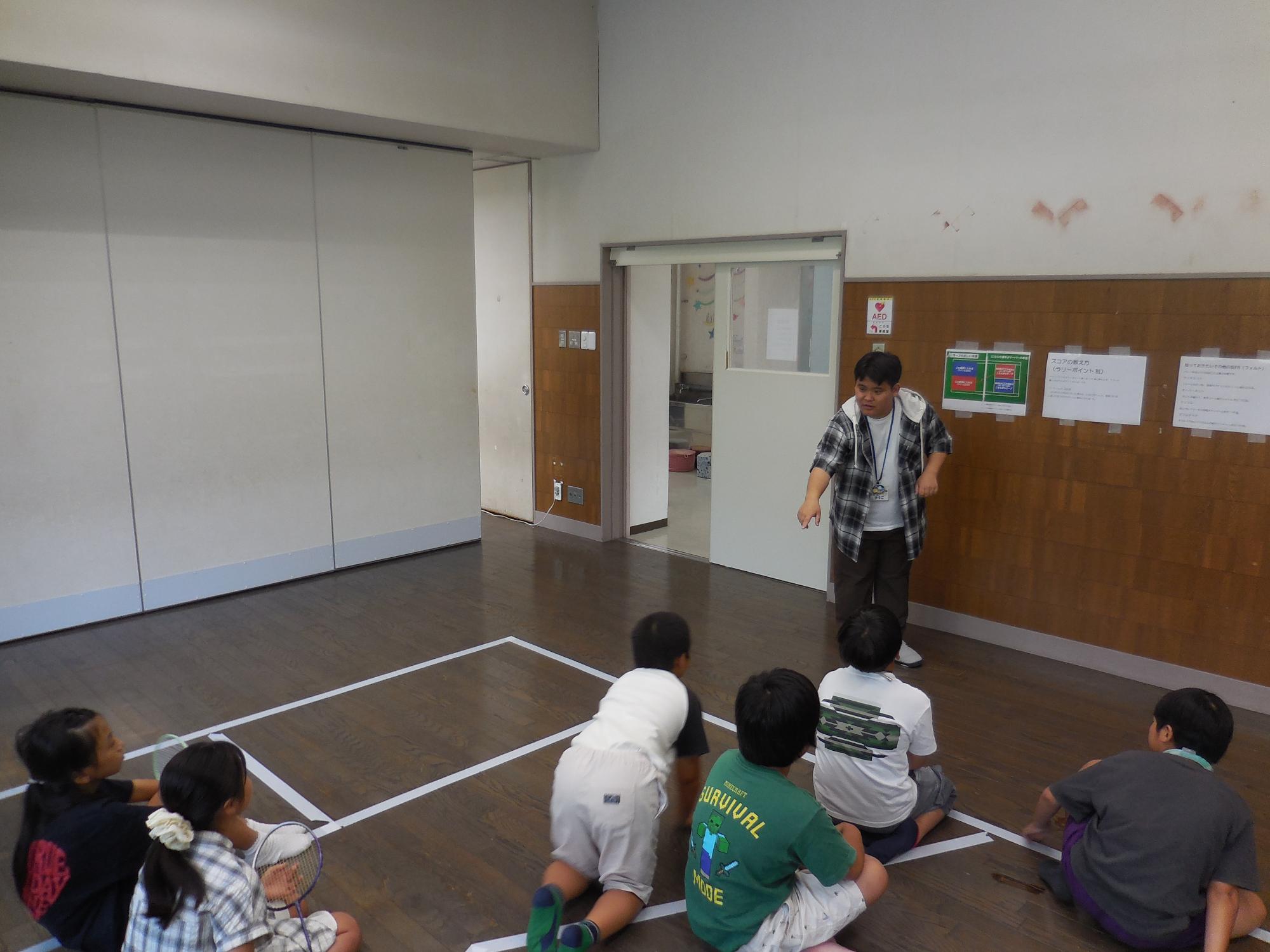 バドミントンのルールを勉強する様子。