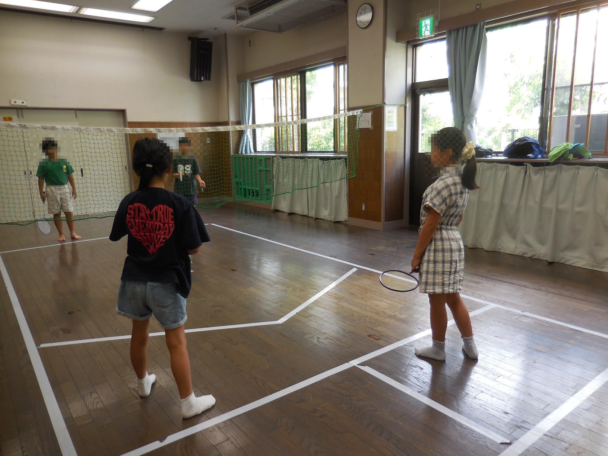 バドミントンで遊んでいる様子。