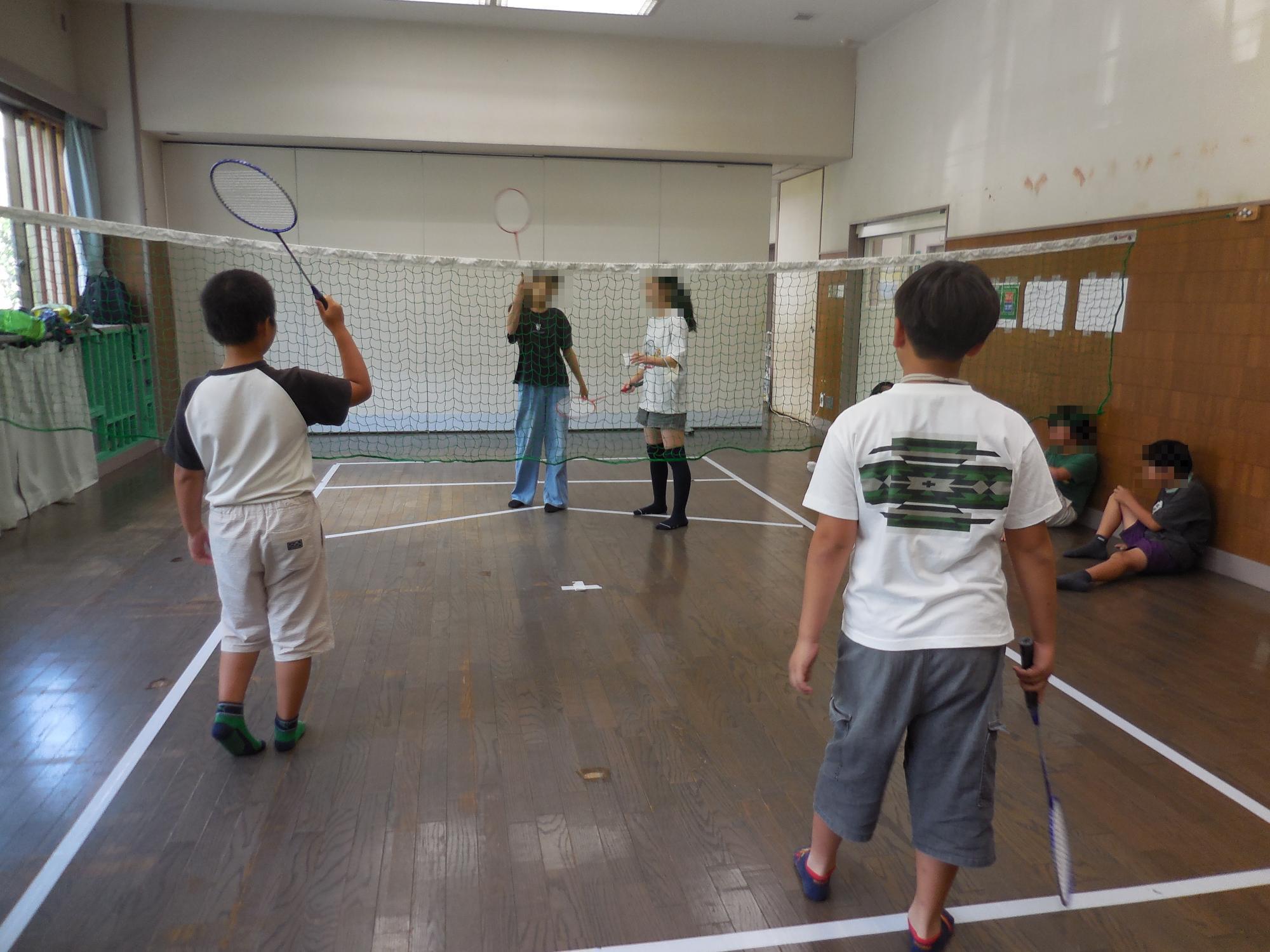 子どもたちがバドミントンで遊ぶ様子。