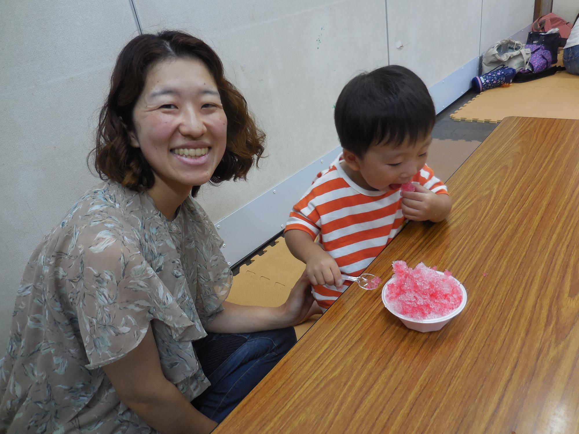 かき氷を食べる幼児親子の写真