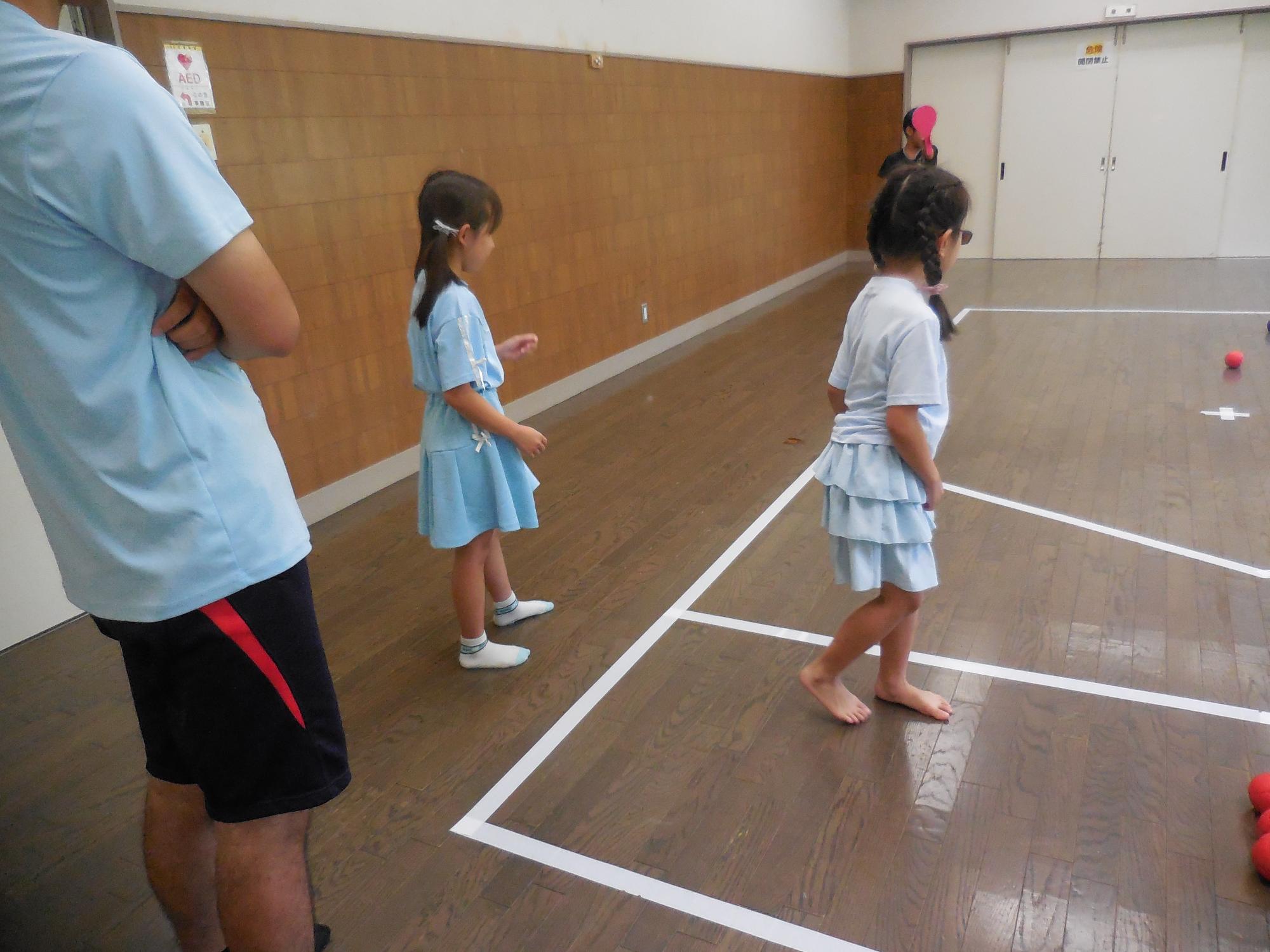 子どもたちがボッチャを教えあう様子
