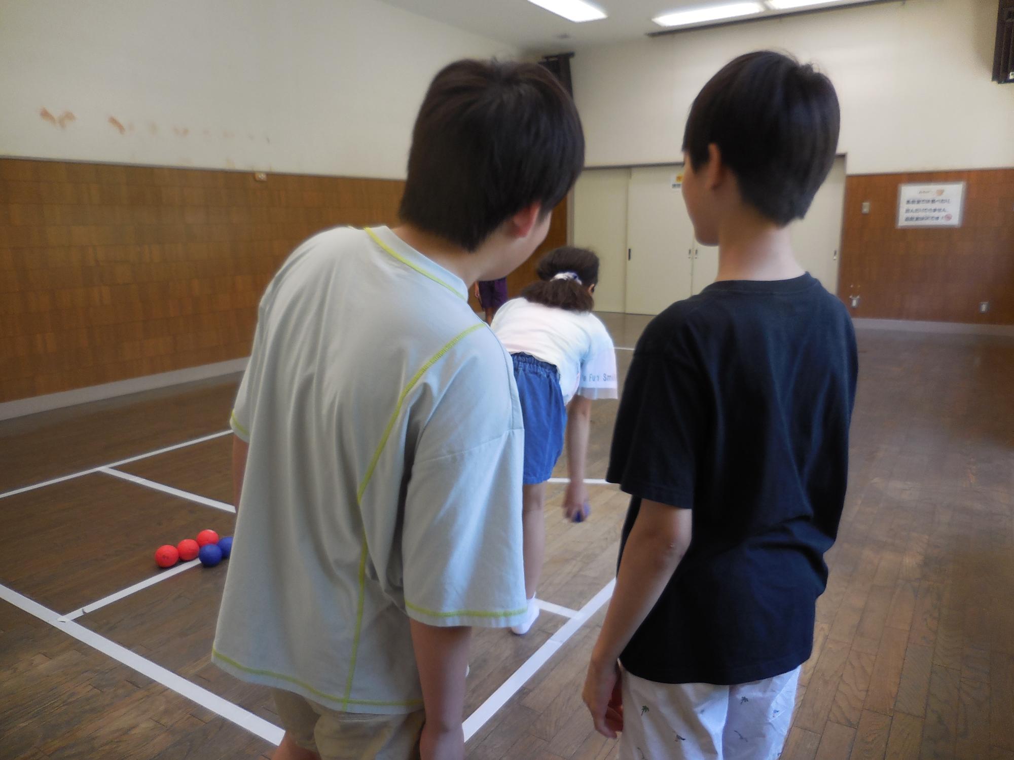 子どもたちがボッチャで遊んでいる様子