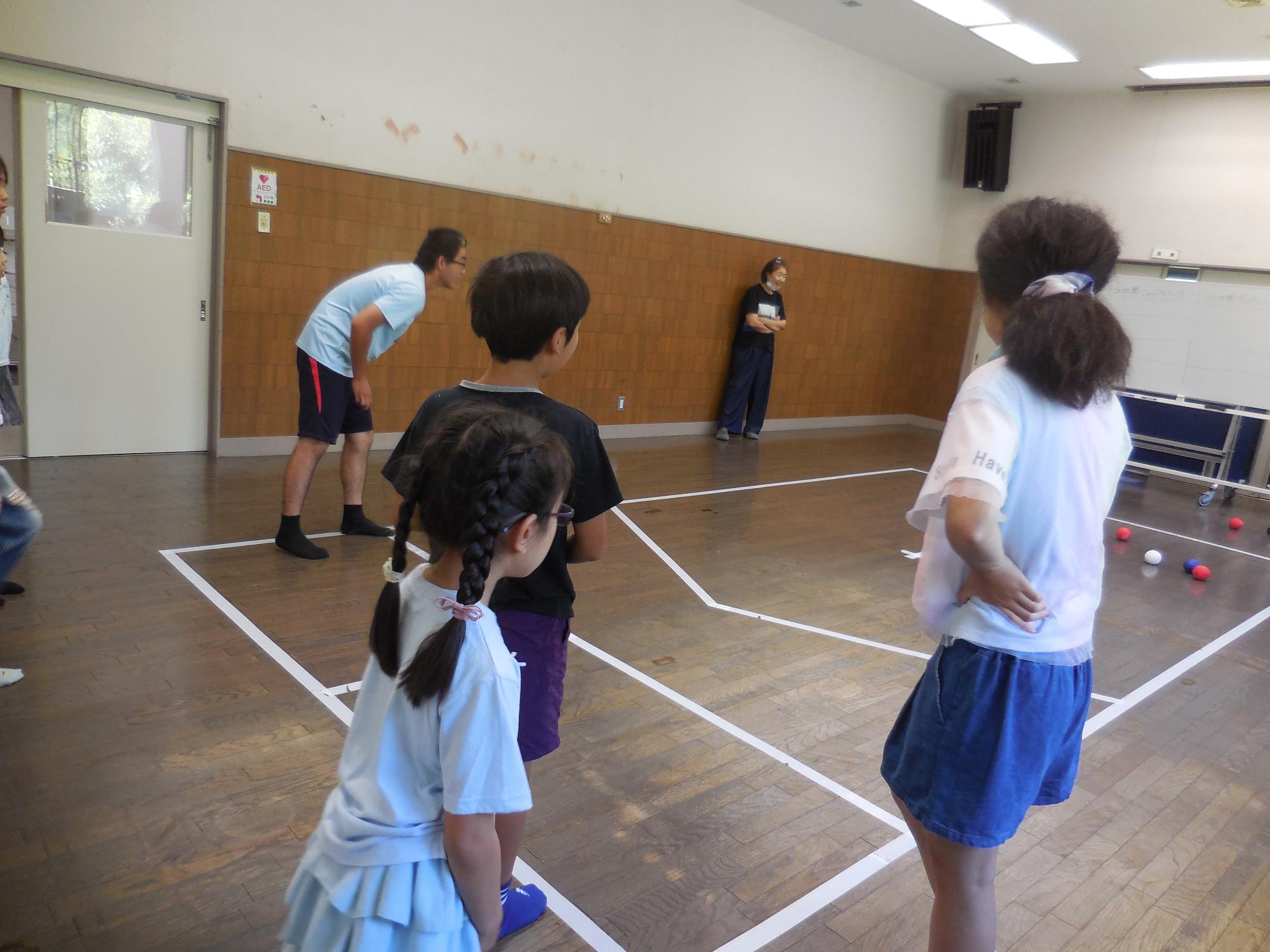 ボッチャの選手がプレイしている様子。