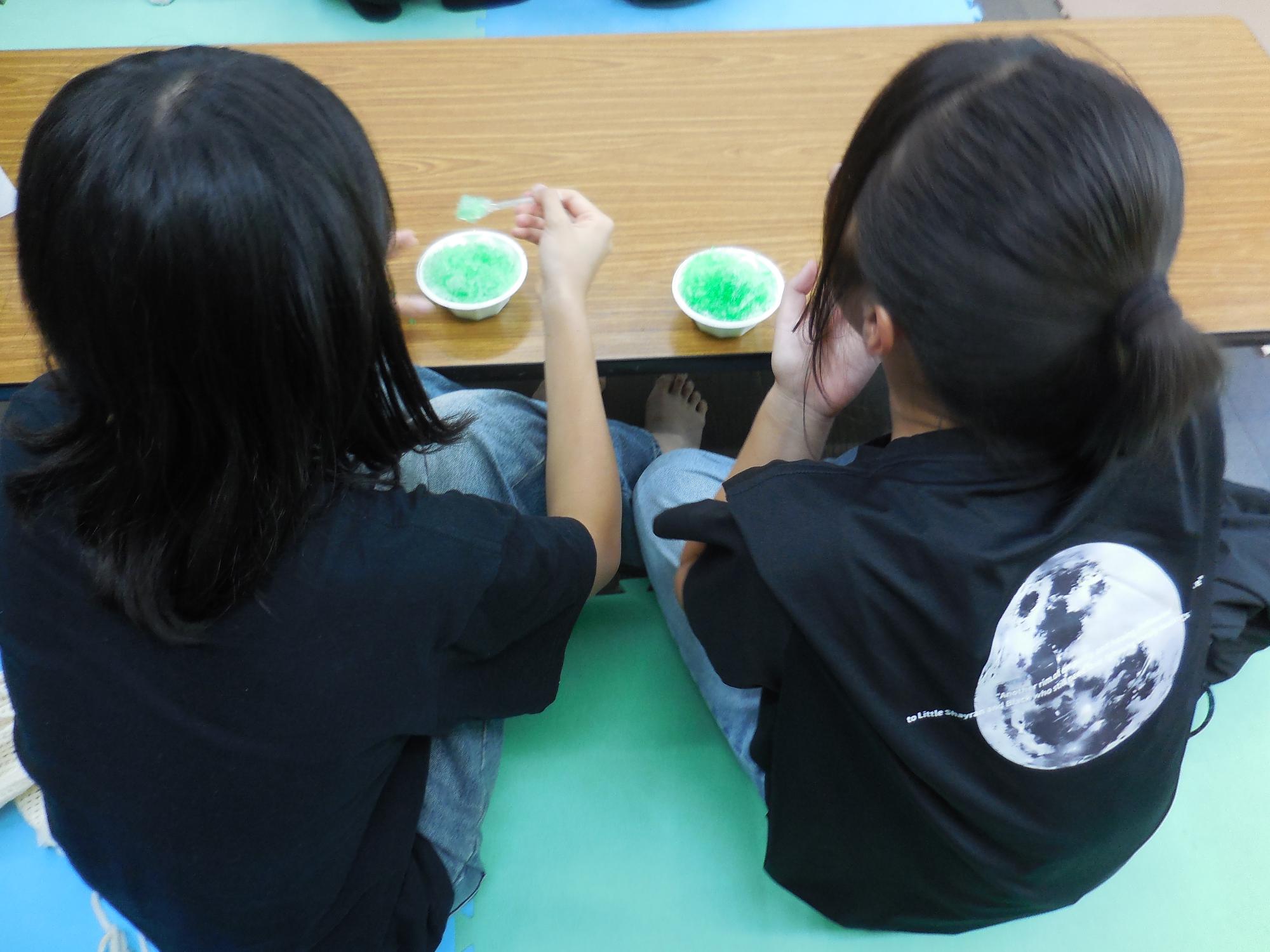 かき氷を食べる中学生の様子。