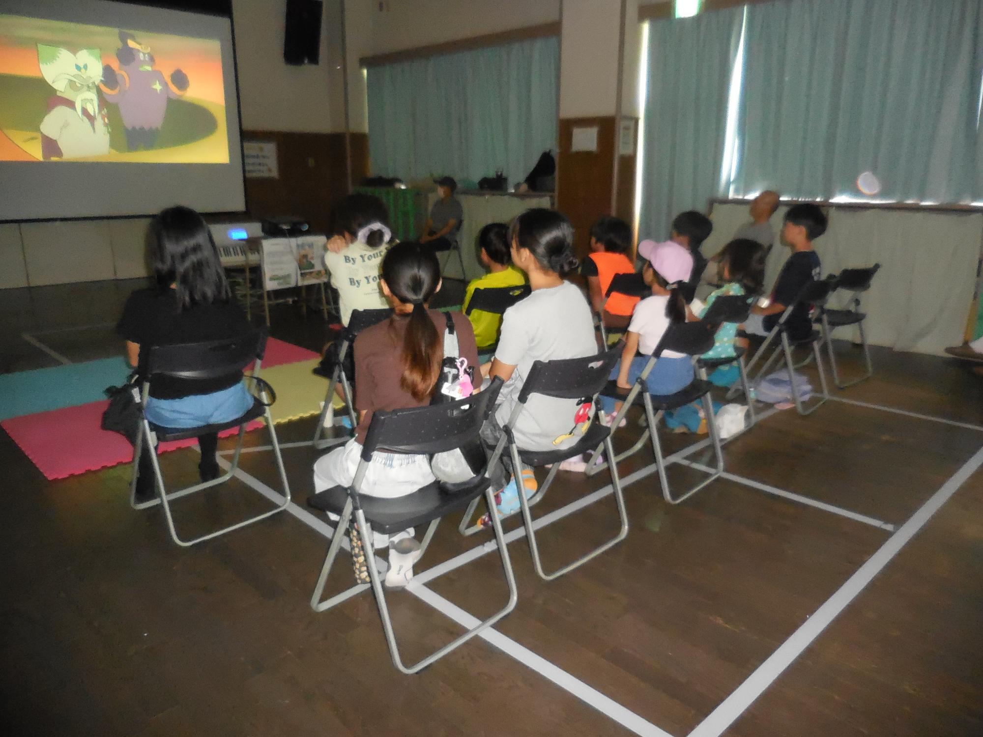 映画を見ている子どもたちの様子