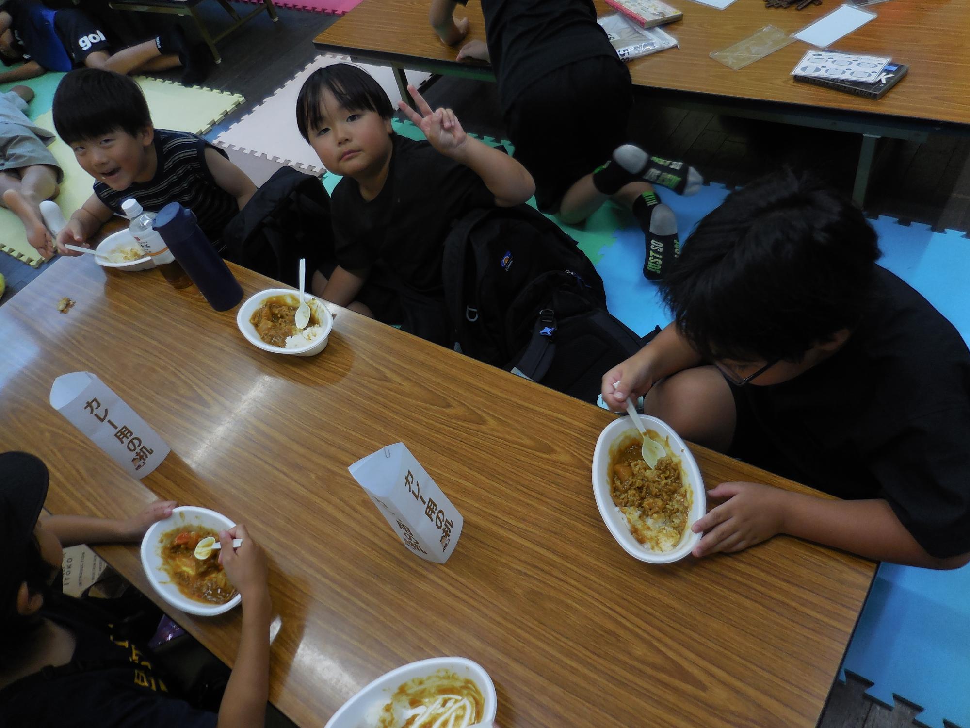 カレーを食べる子どもたちの様子。
