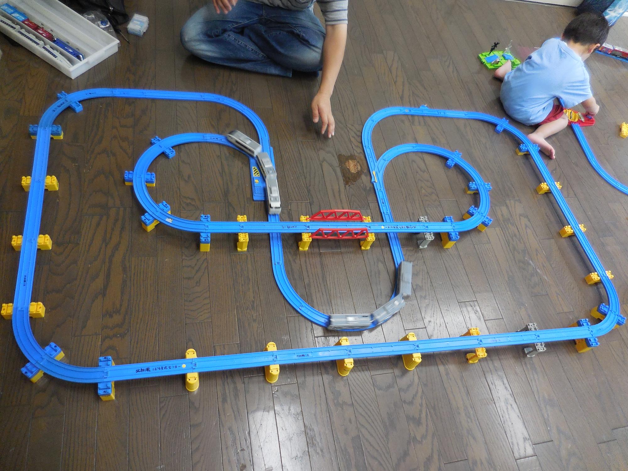 完成したレーンに電車を走らせている様子の写真