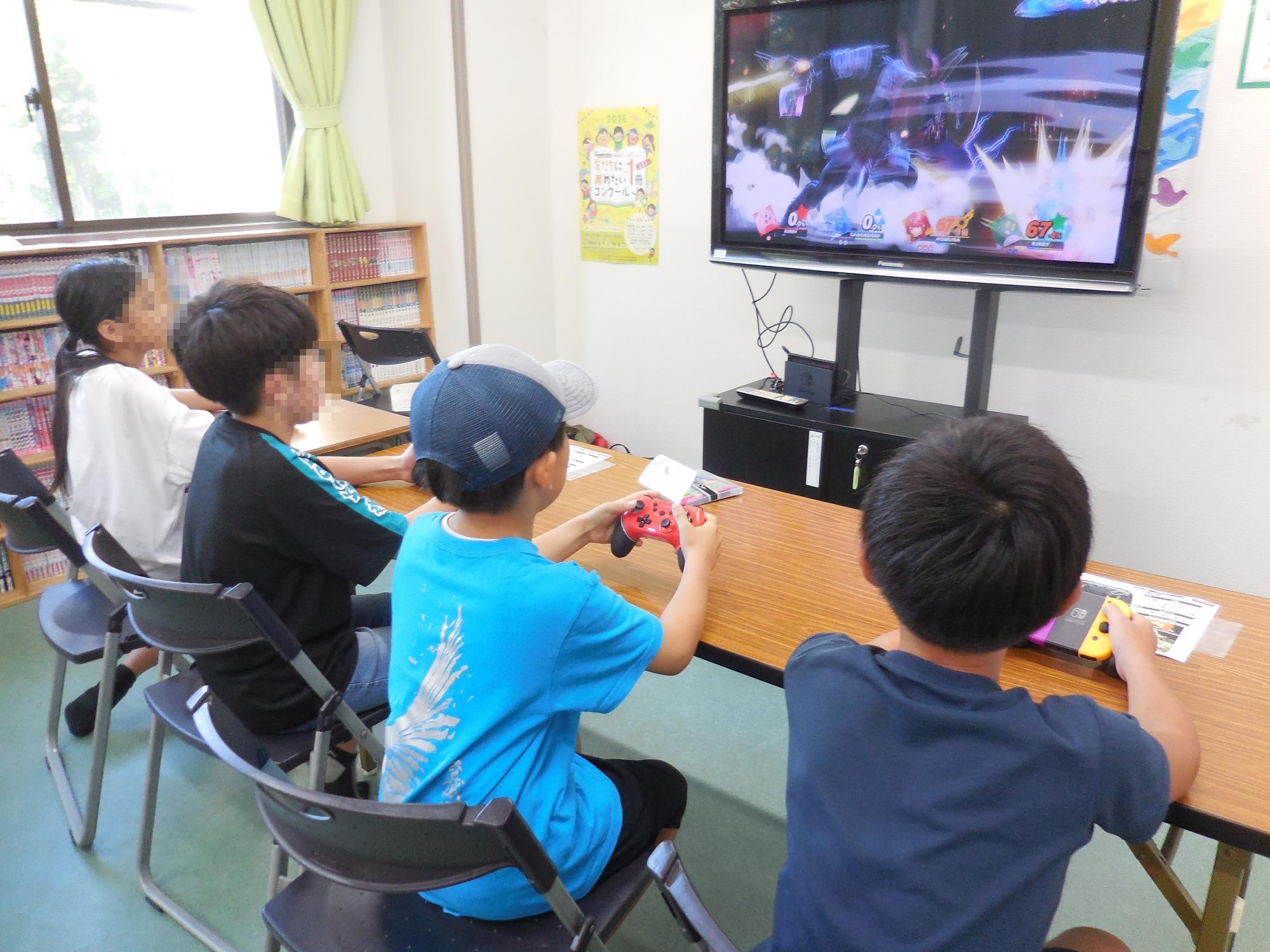4人ずつ対戦をしている様子。