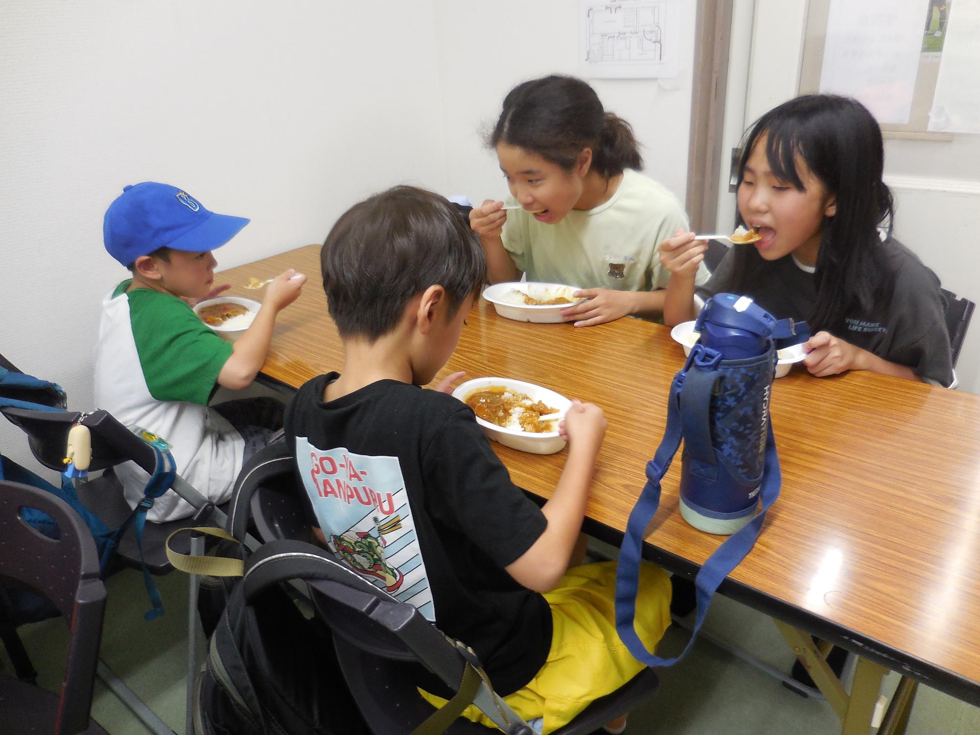 カレーを食べる子どもたちの様子。