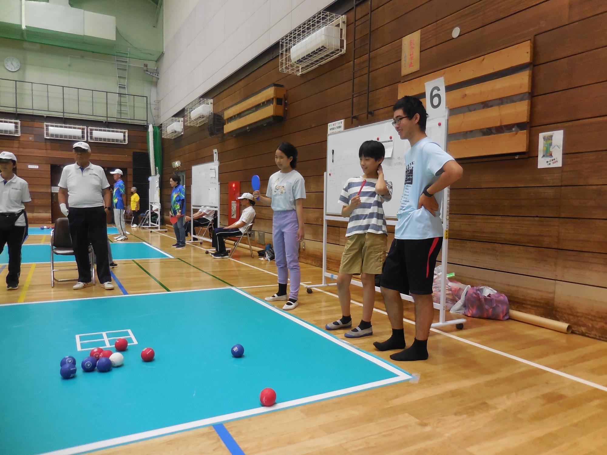 審判をする子どもたちの様子。
