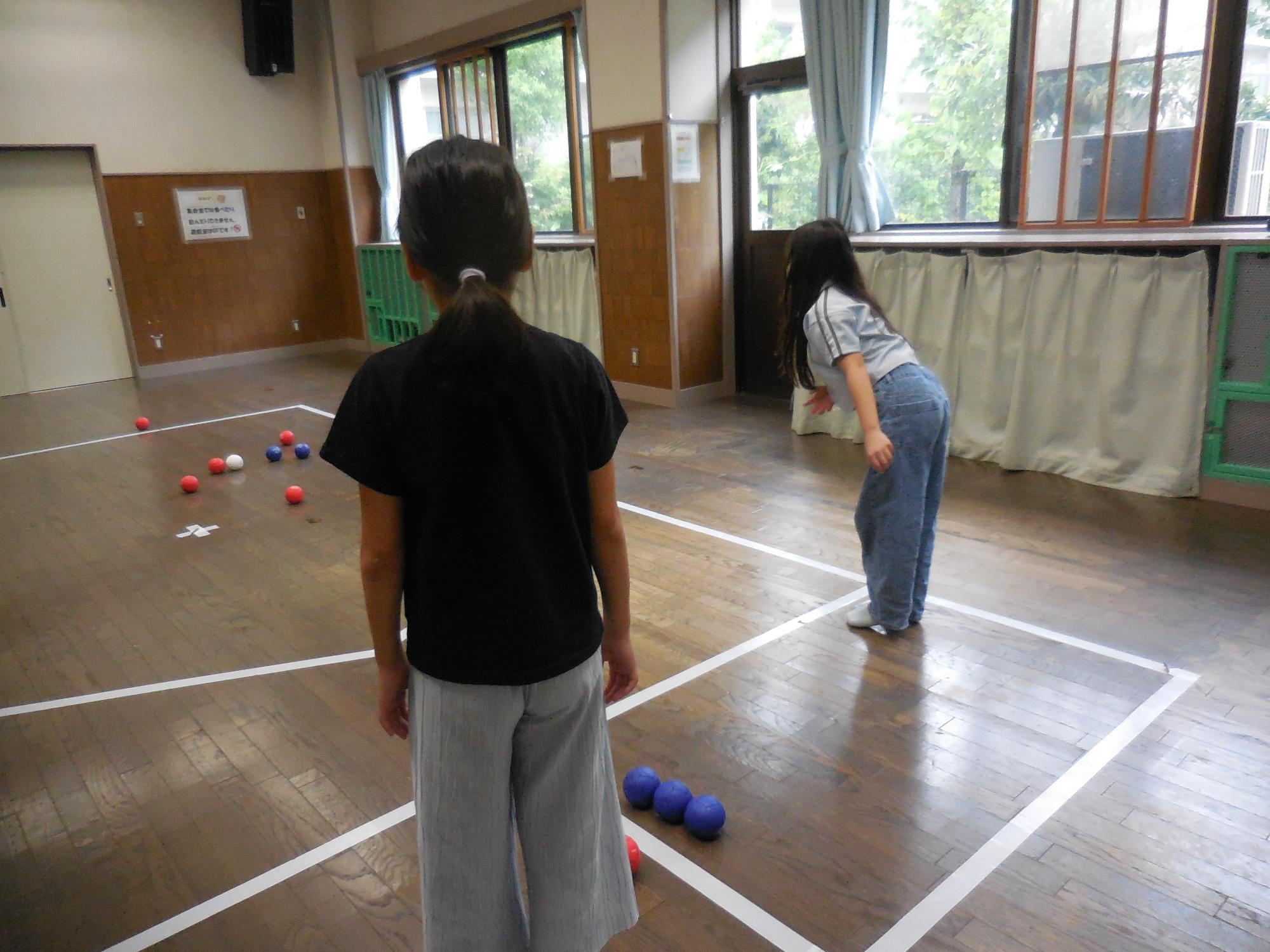 子どもたちがボッチャを遊ぶ様子。