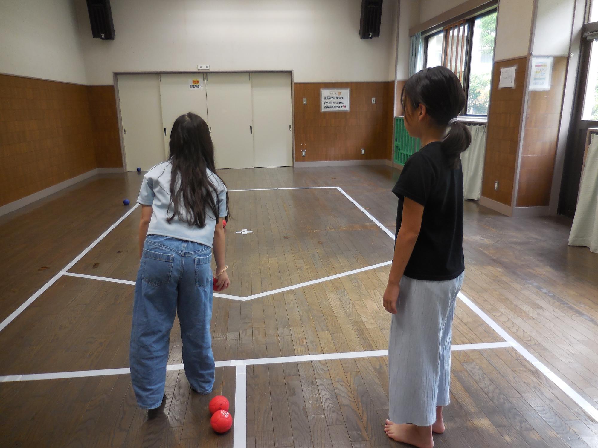 子どもたちがボッチャを遊ぶ様子。