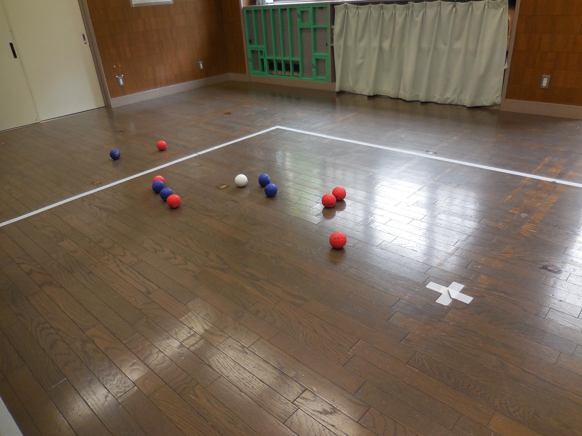 ボッチャの様子。ゲーム終了後のボール。