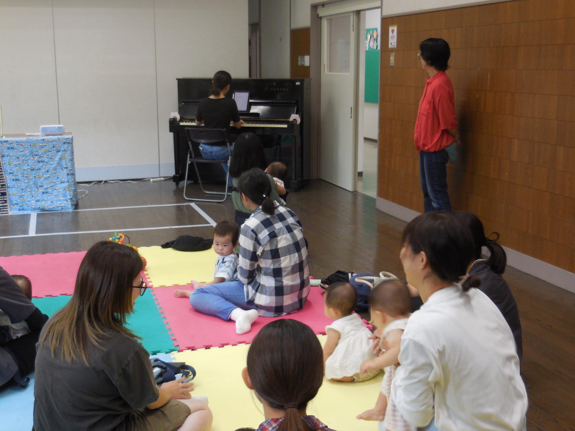 ピアノでのコンサートの様子。
