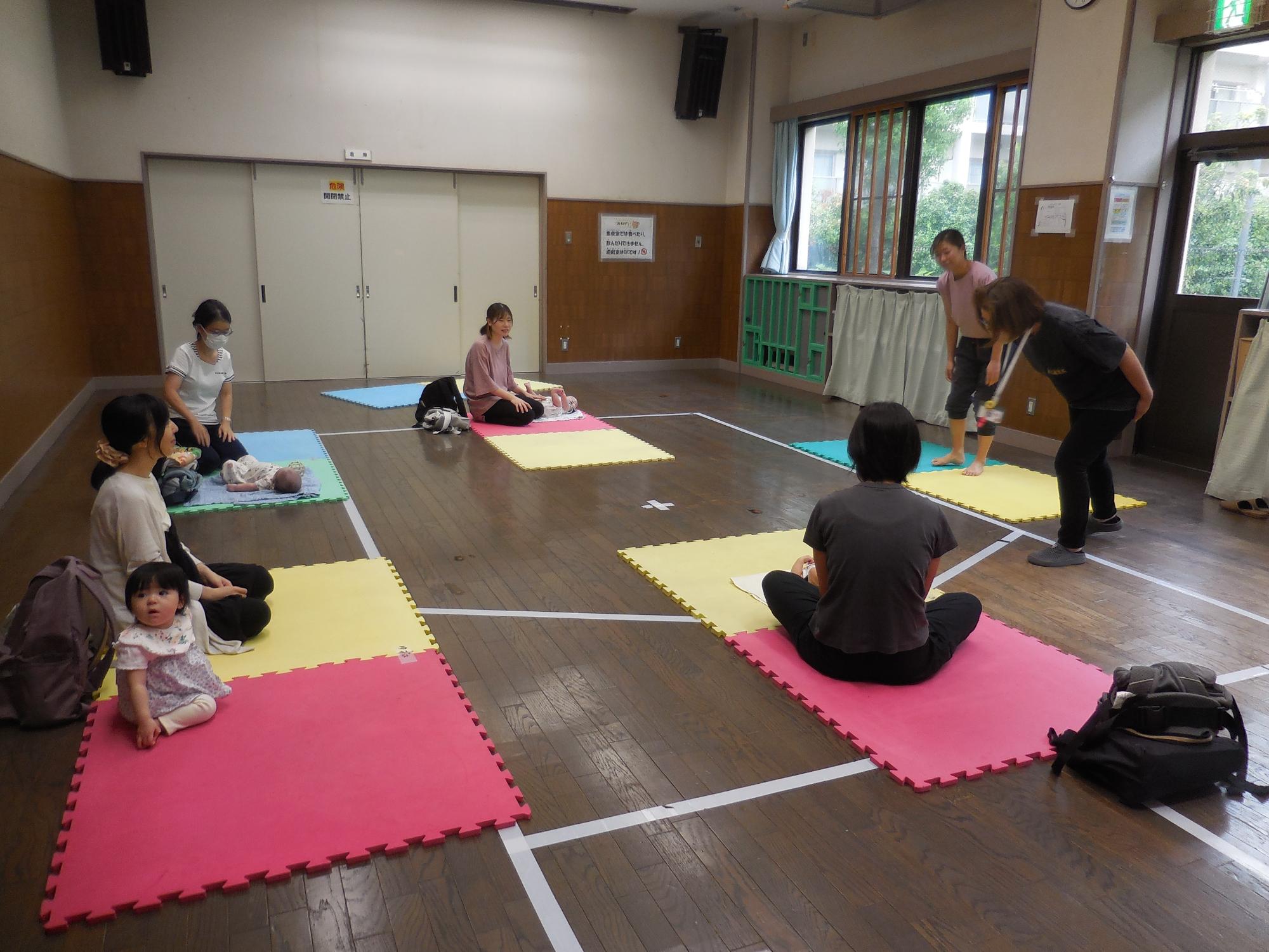 ママケアヨガの開始の様子。
