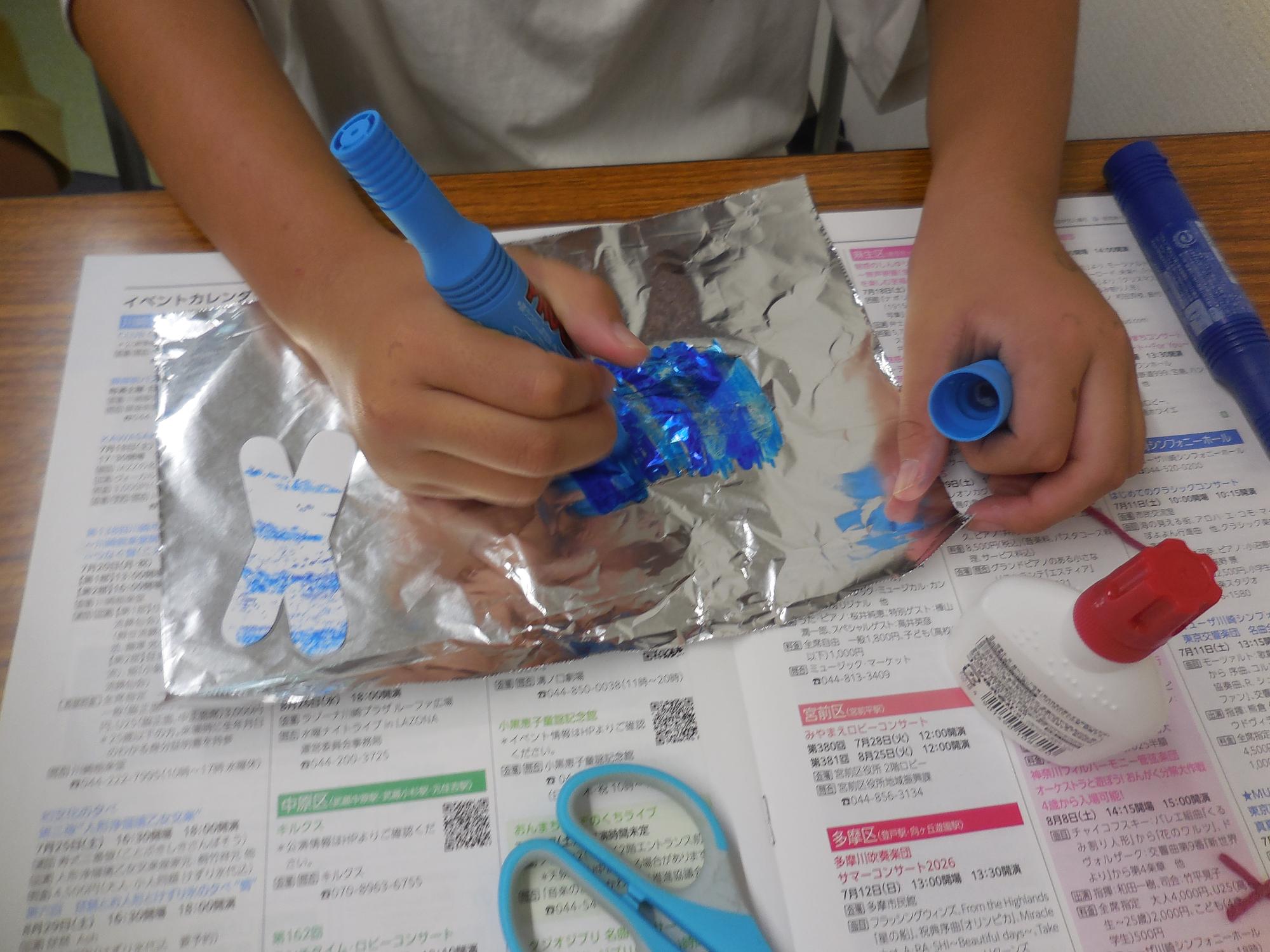 とんぼやコスモスの色塗りの様子。