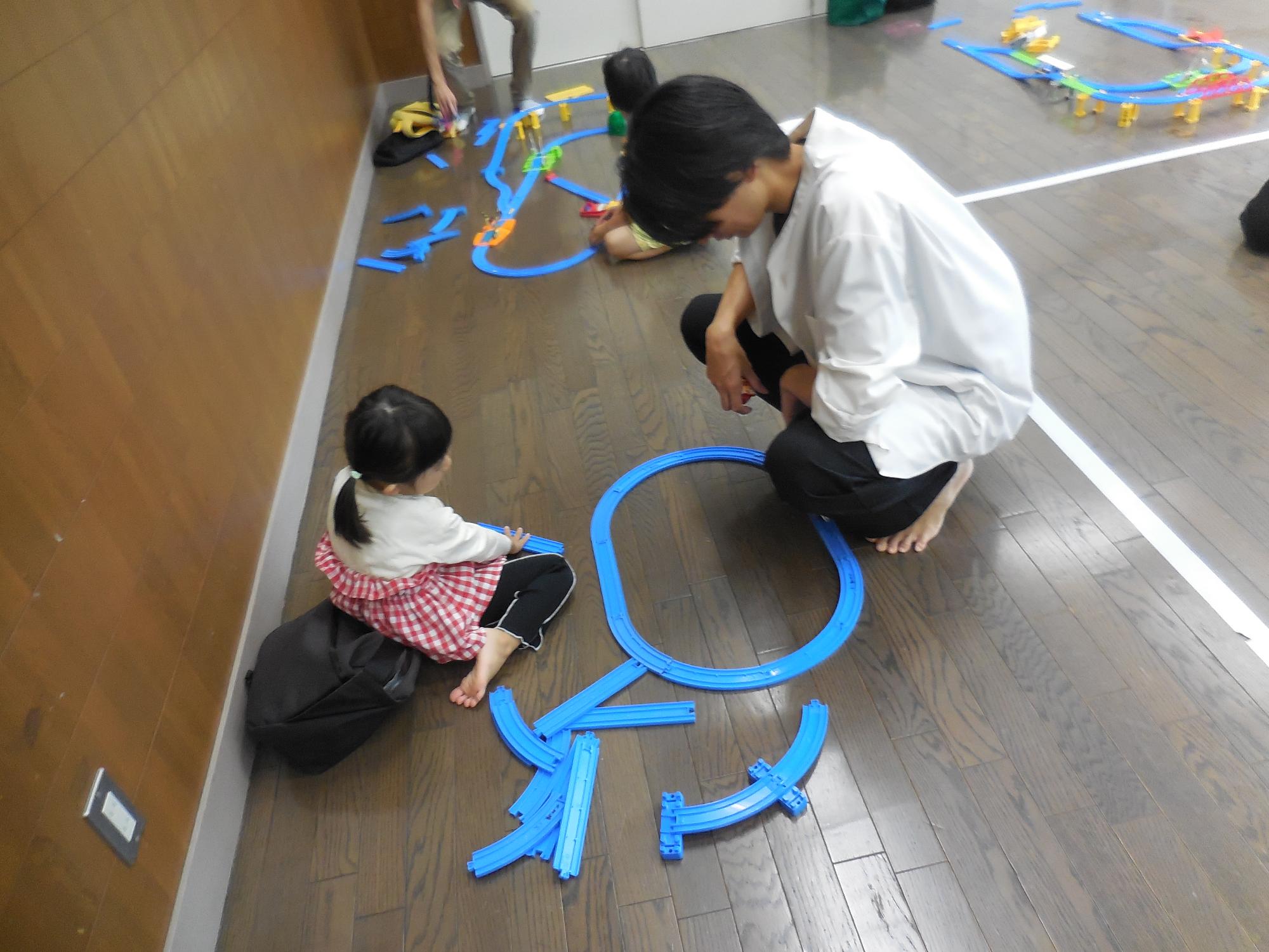 親子でプラレールを作る様子。