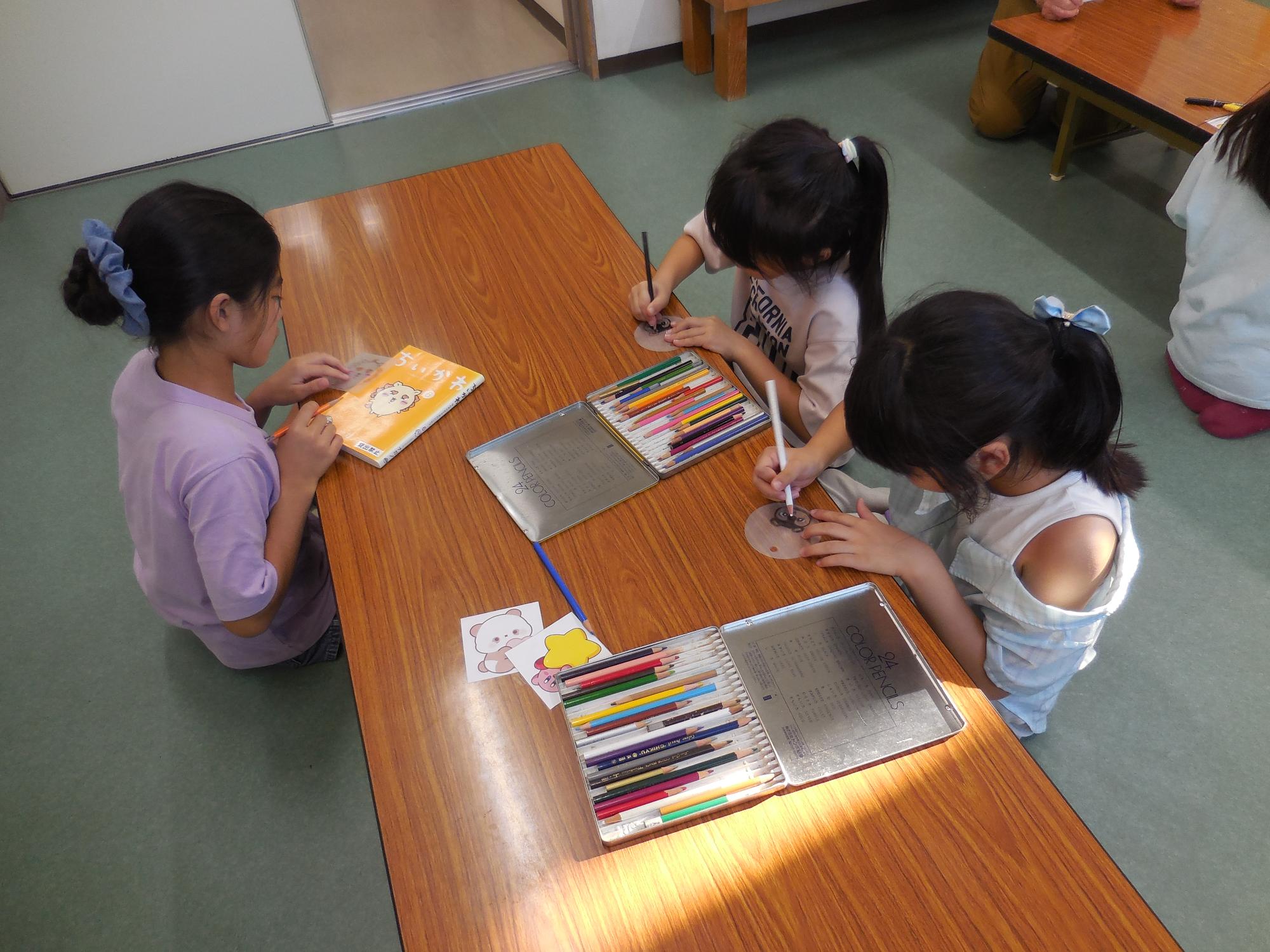 プラバンに絵を描く様子。