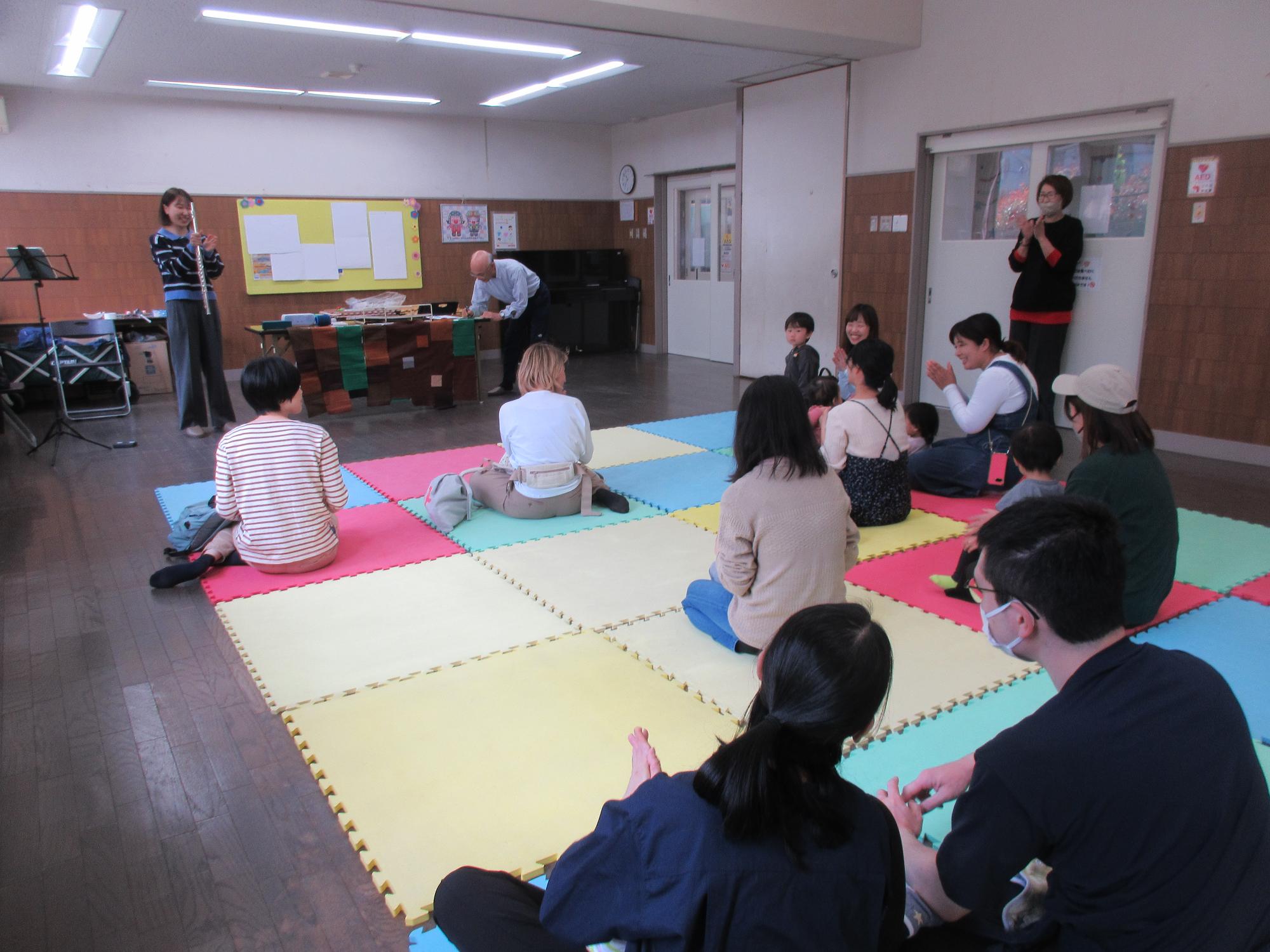 読み聞かせ＆コンサート冒頭、お誕生日の子どもをお祝いする様子。