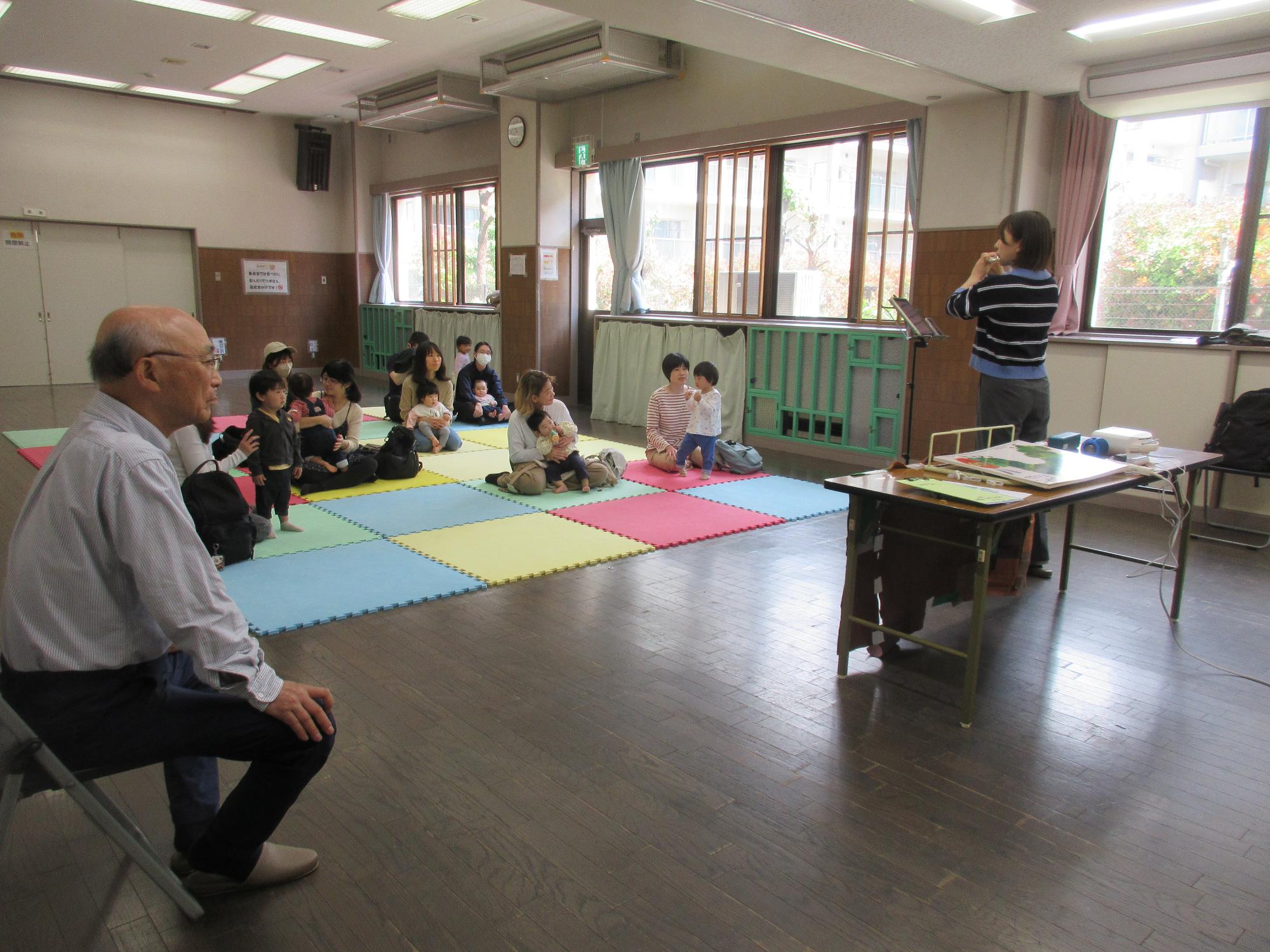 講師の方が演奏をしている様子。フルートを吹いています。