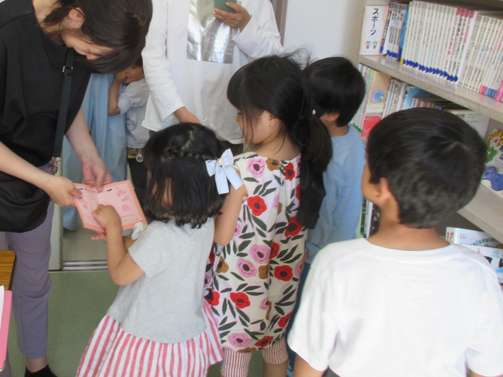 子どもたちがお母さまにメッセージカードを渡す様子