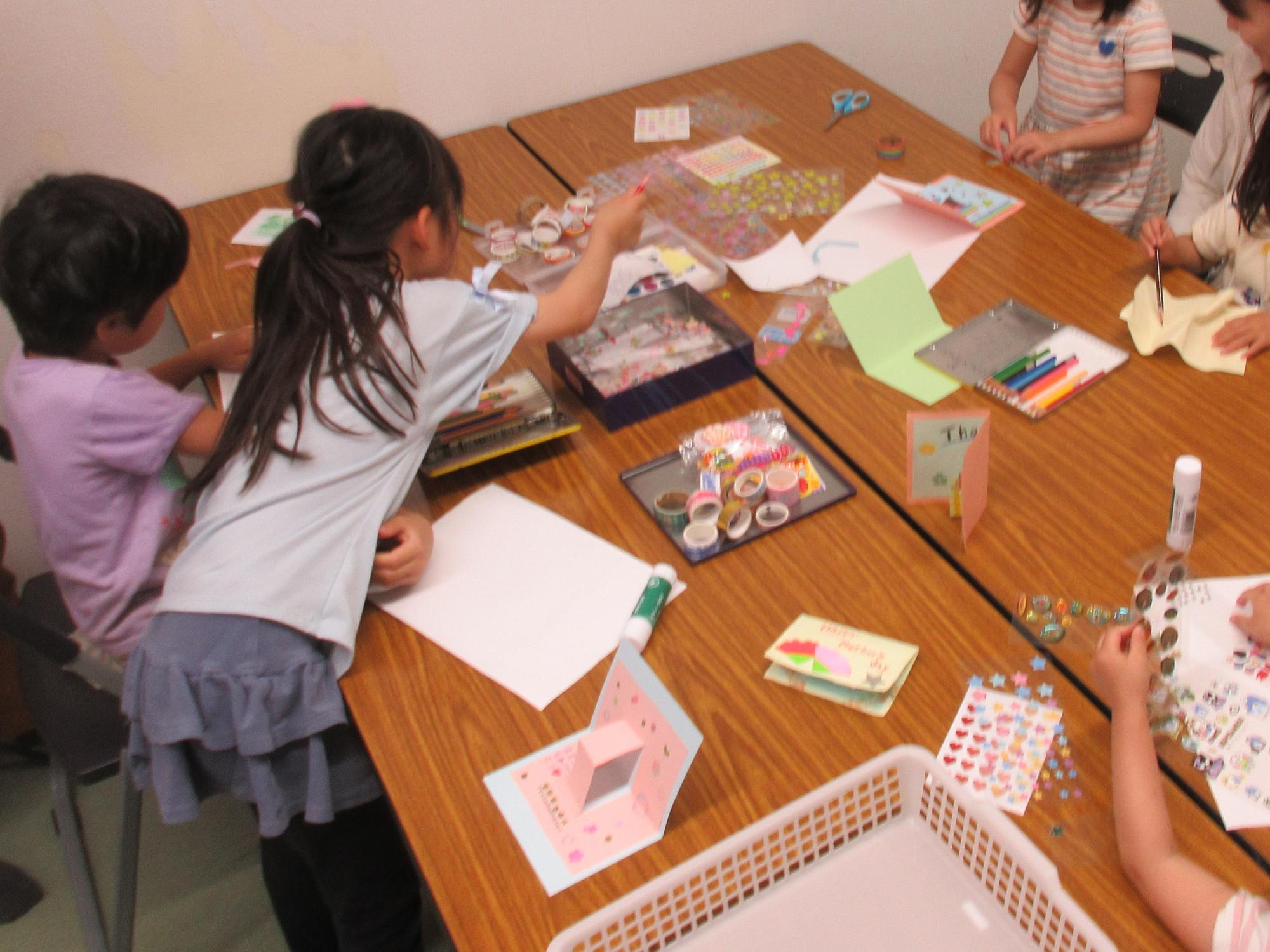 子どもたちがメッセージカードを作る様子
