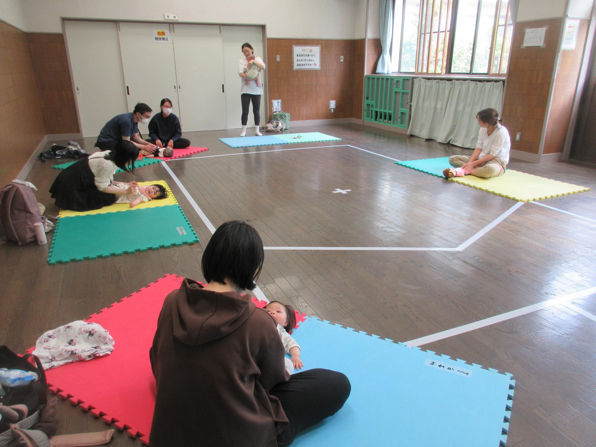 子どもとヨガをする様子