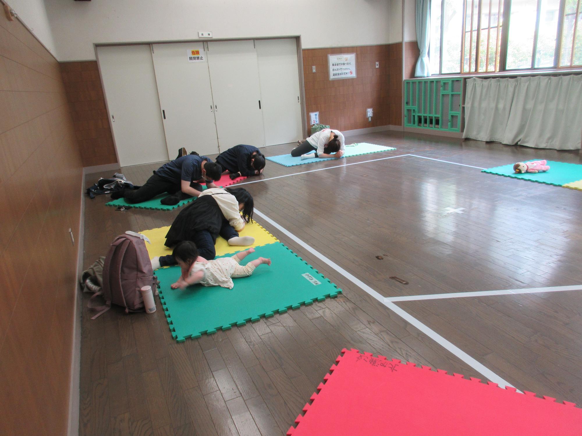 ヨガをするお母さま、お父様