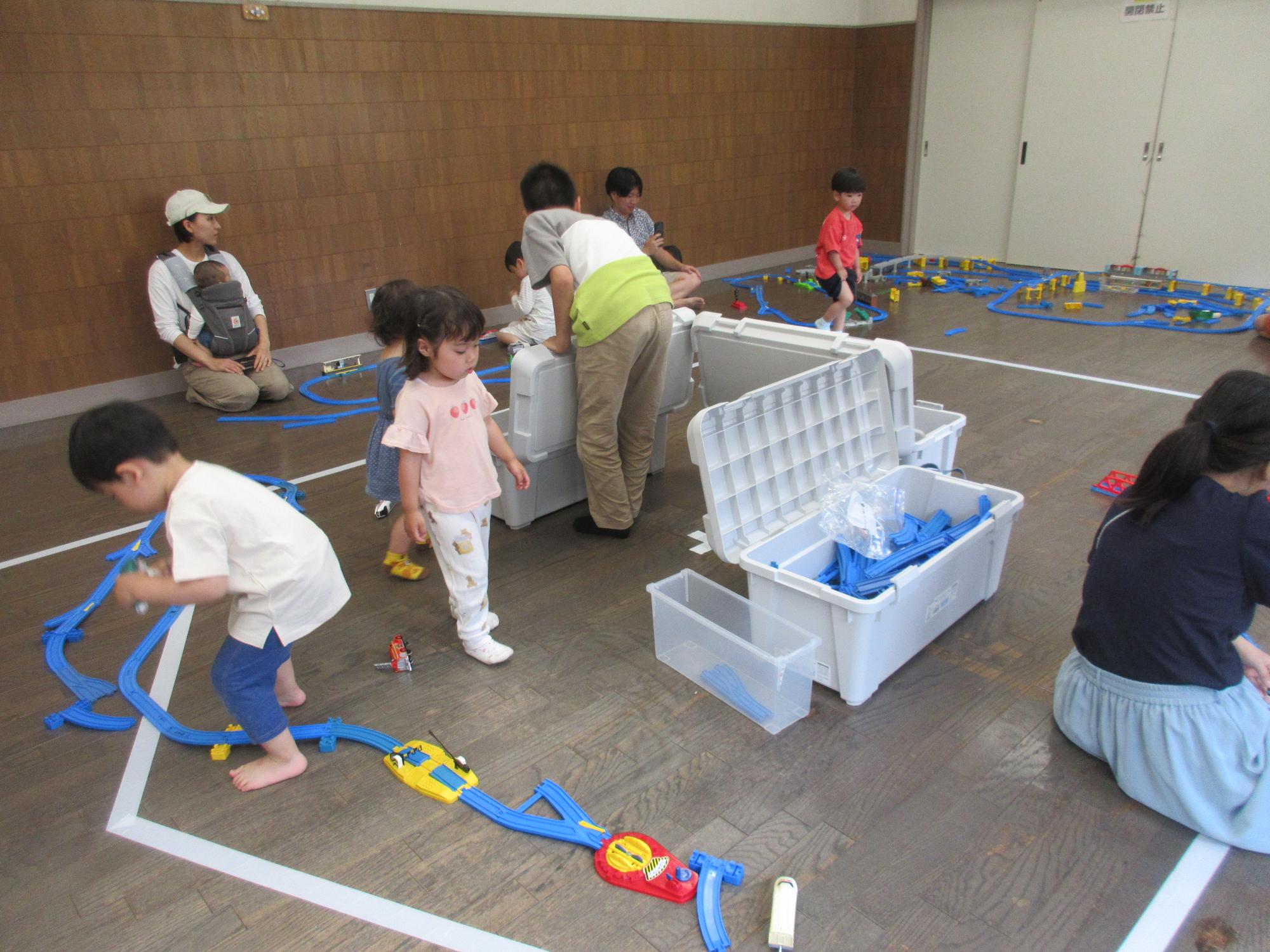 参加者がプラレールを作り始めている様子