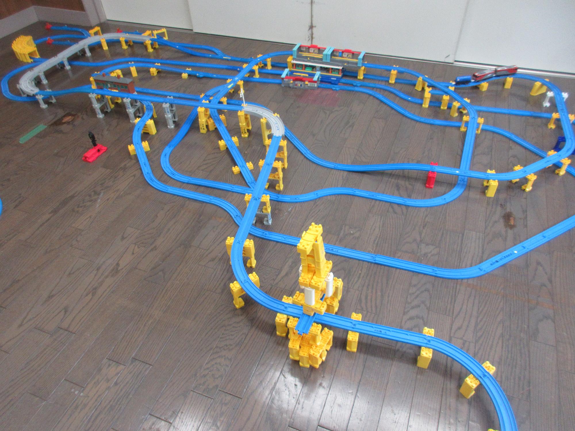 小学生が作ったプラレールの大作です。