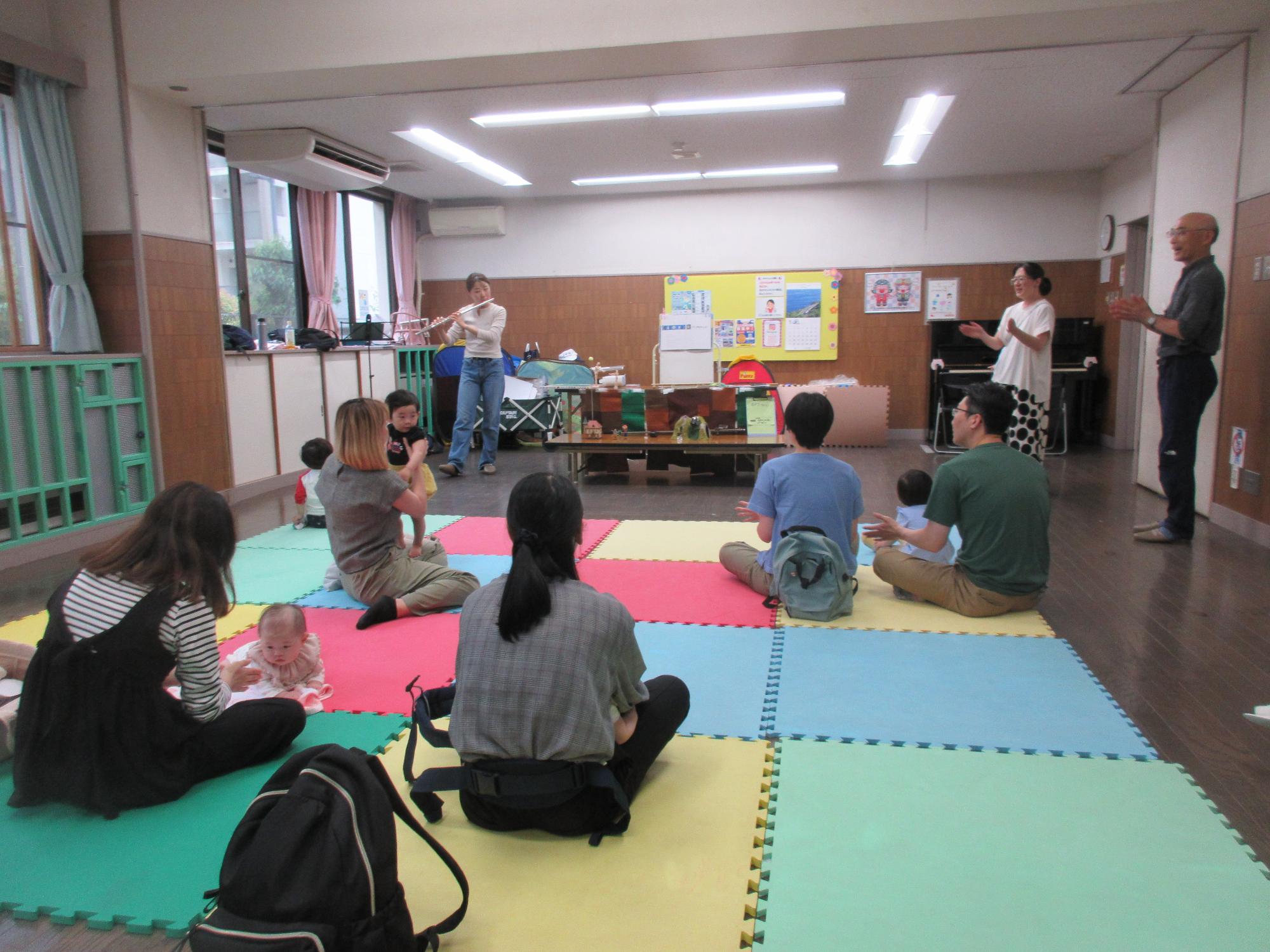 読み聞かせ＆コンサートで生のフルート演奏を聞いている様子