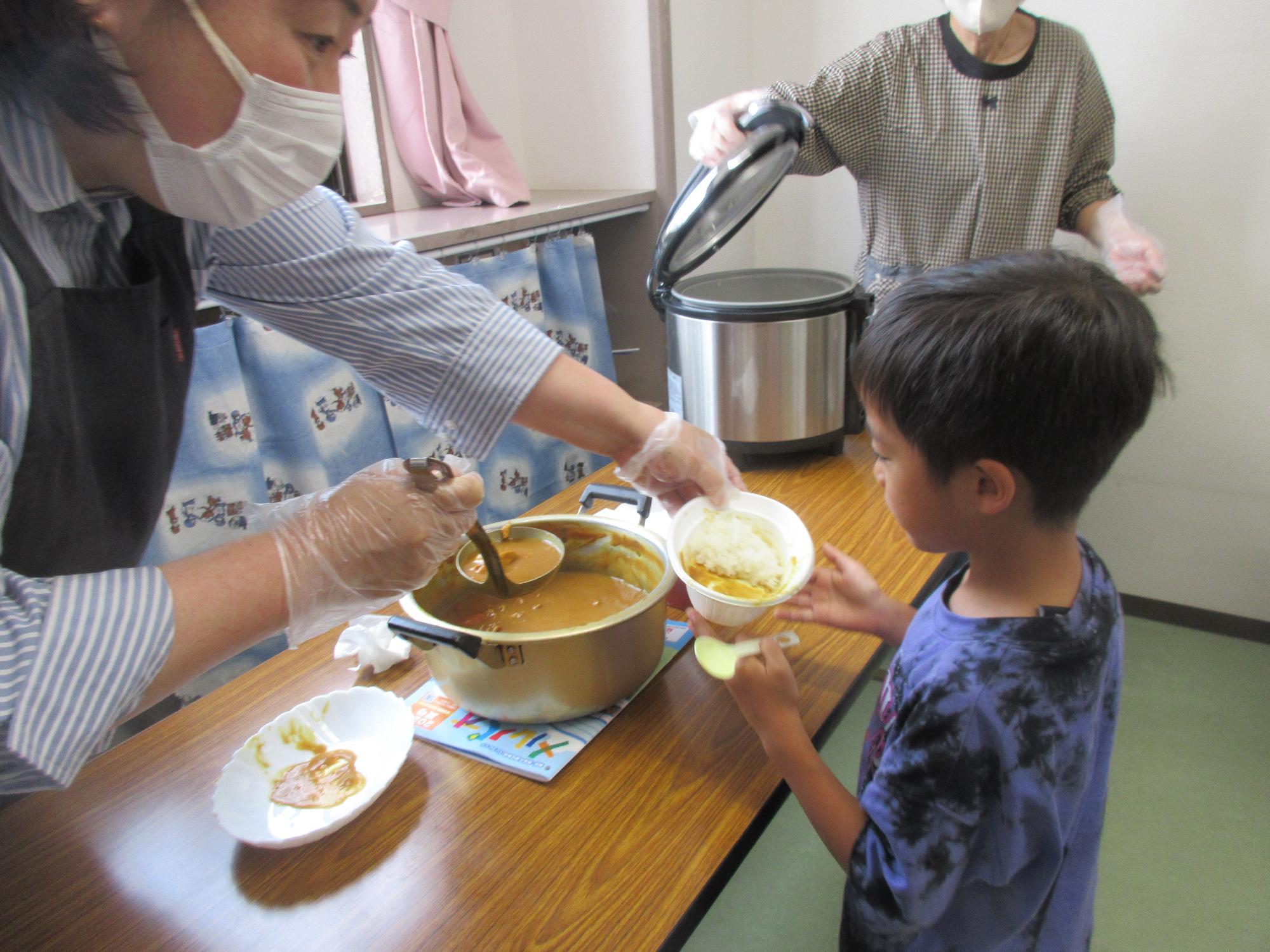 カレーをおかわりする様子