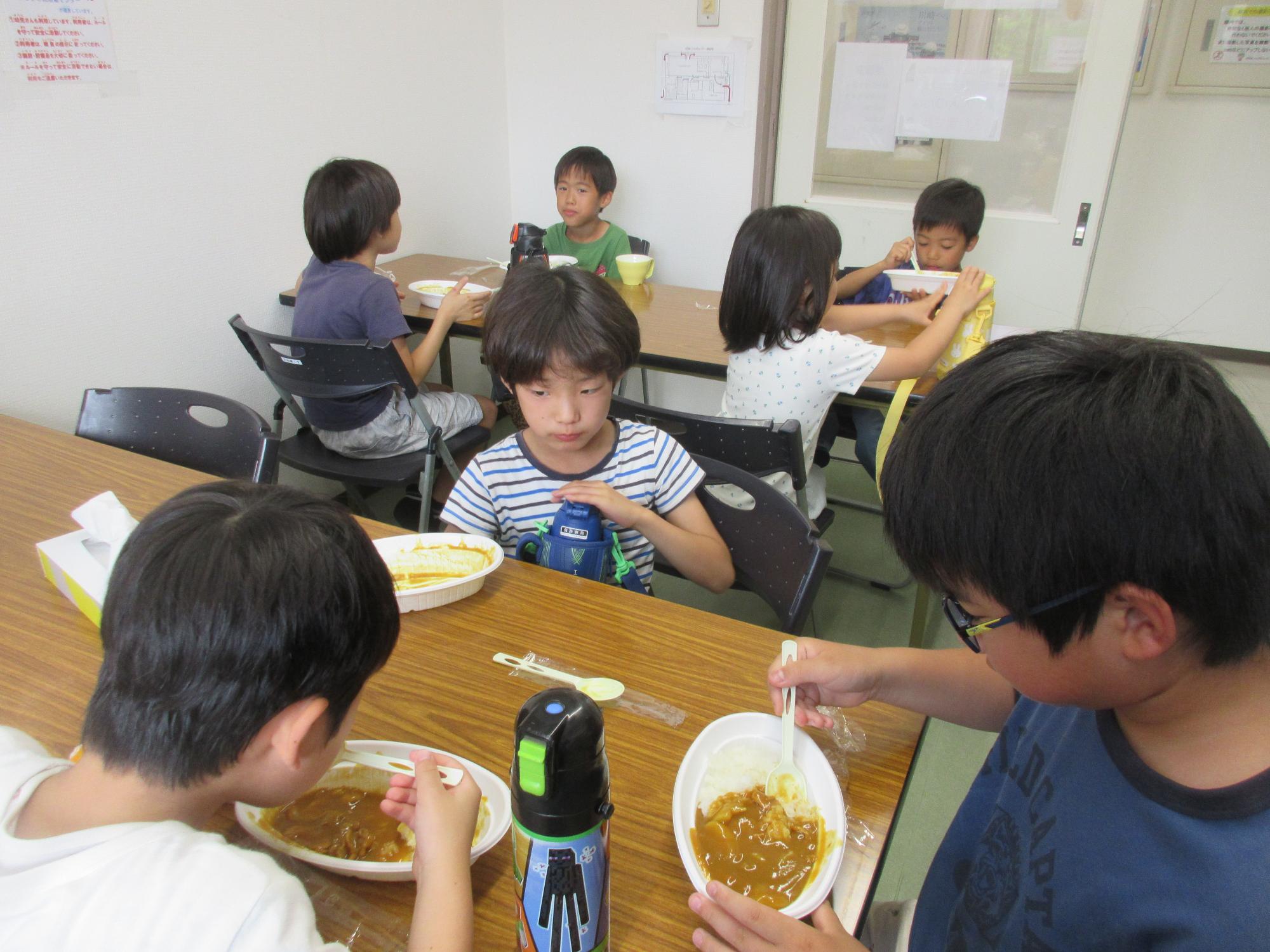 子どもたちがカレーを食べている様子