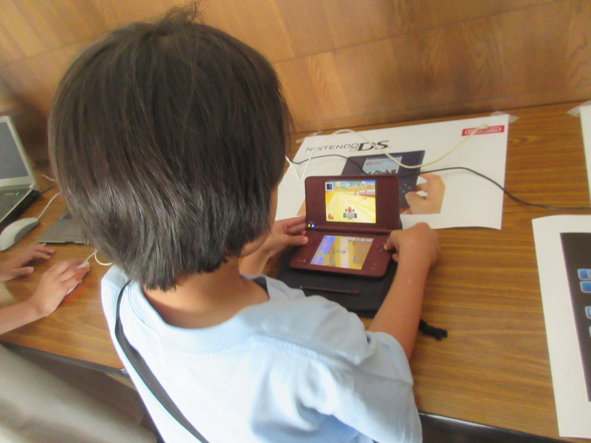 DSのゲームで遊んでいる子どもの様子
