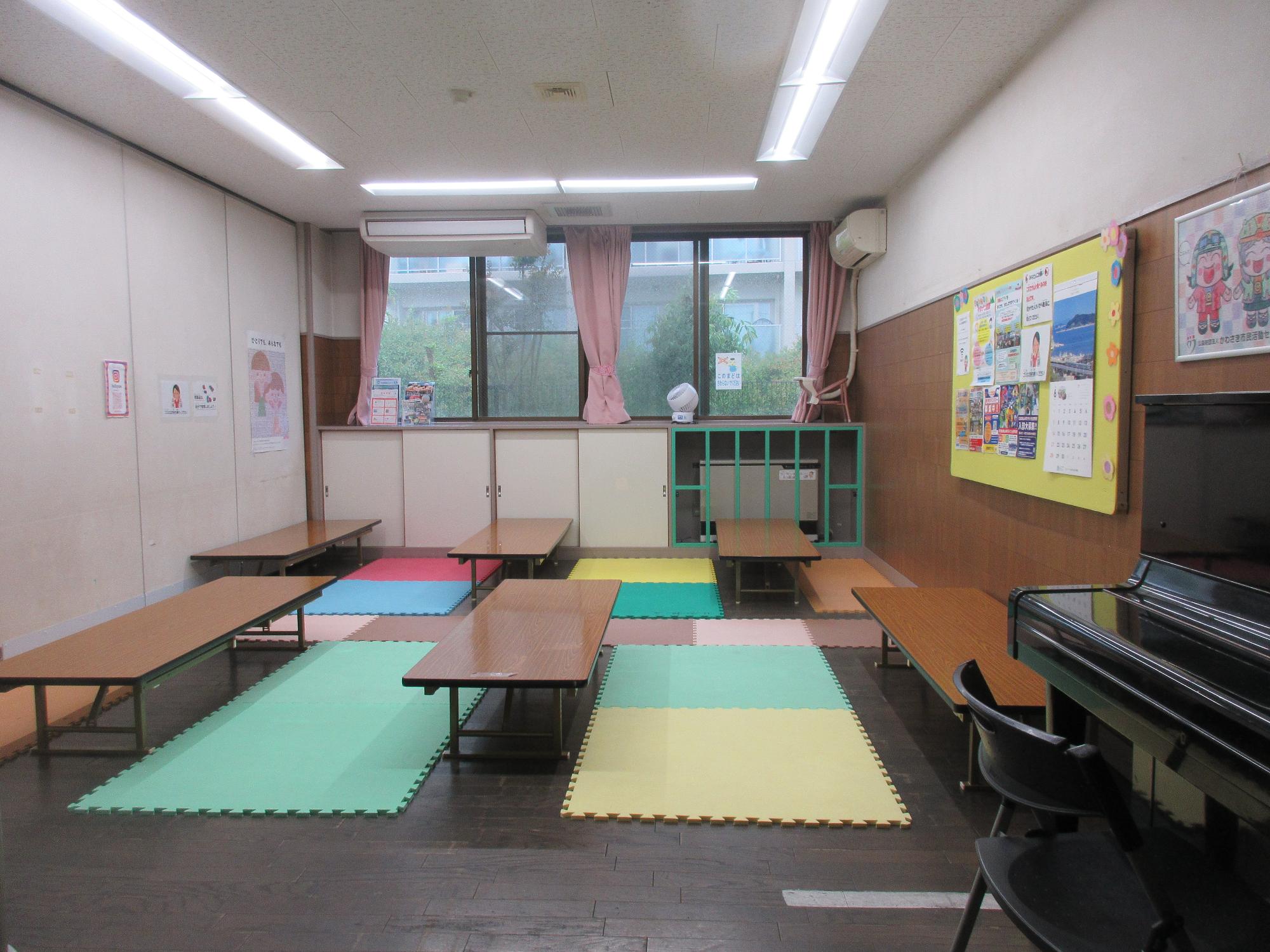 ピアノがあり座卓が置かれた遊戯室の写真