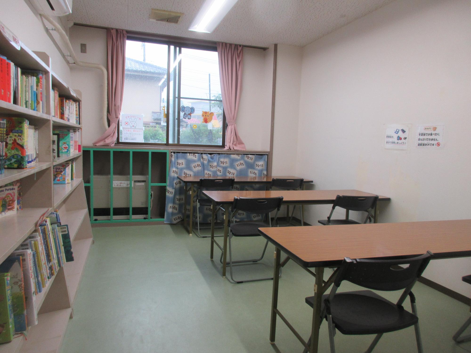 高机があり椅子に座って勉強ができる学習室の写真