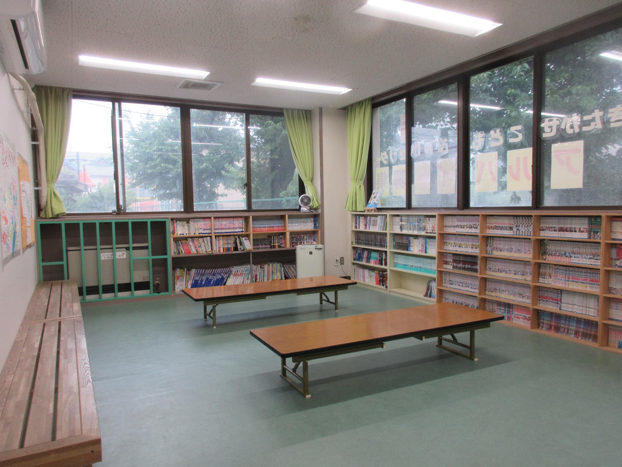 辞典やまんががある図書室の写真