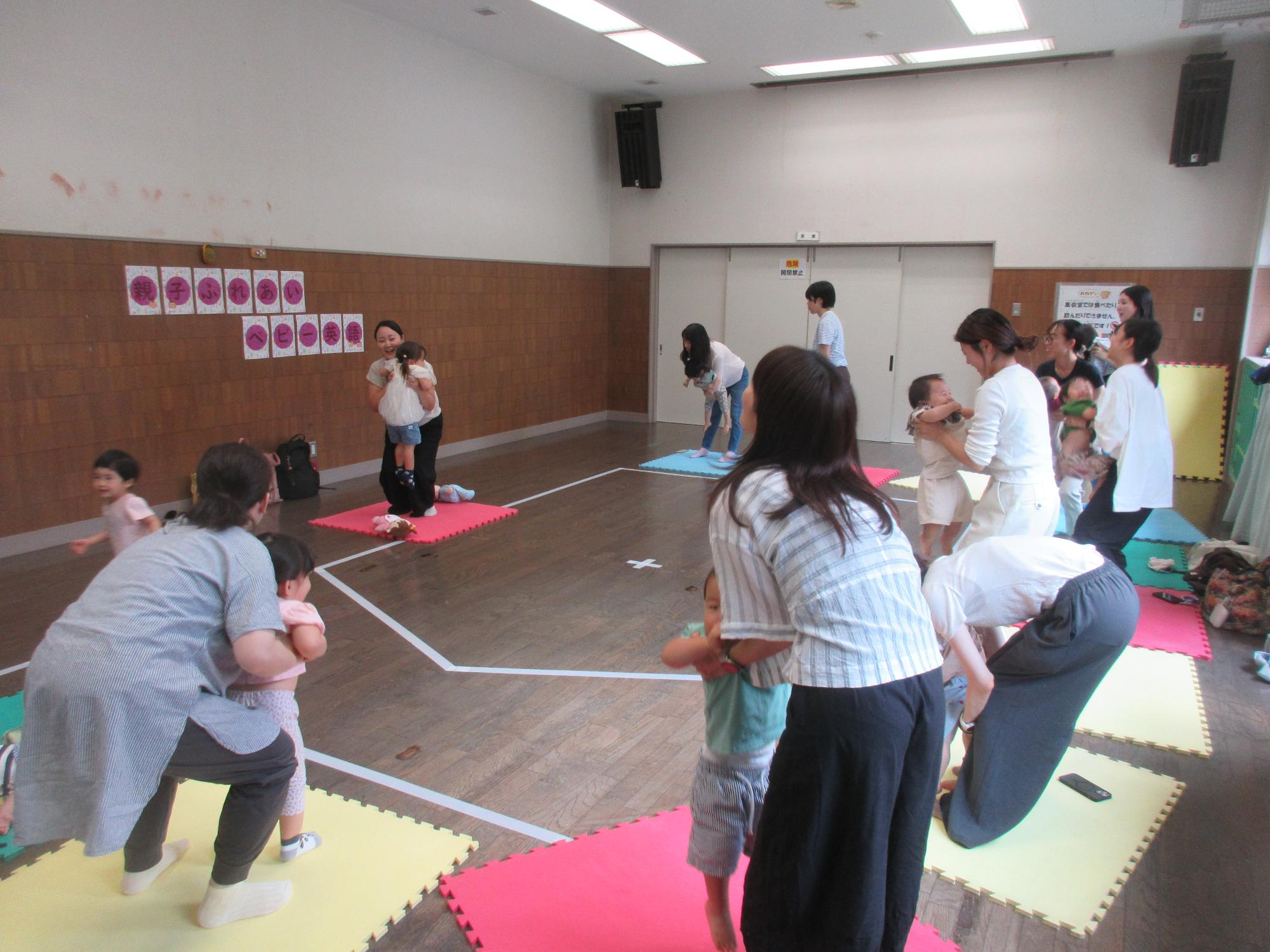 親子でふれあいながらベビー英語をしている様子