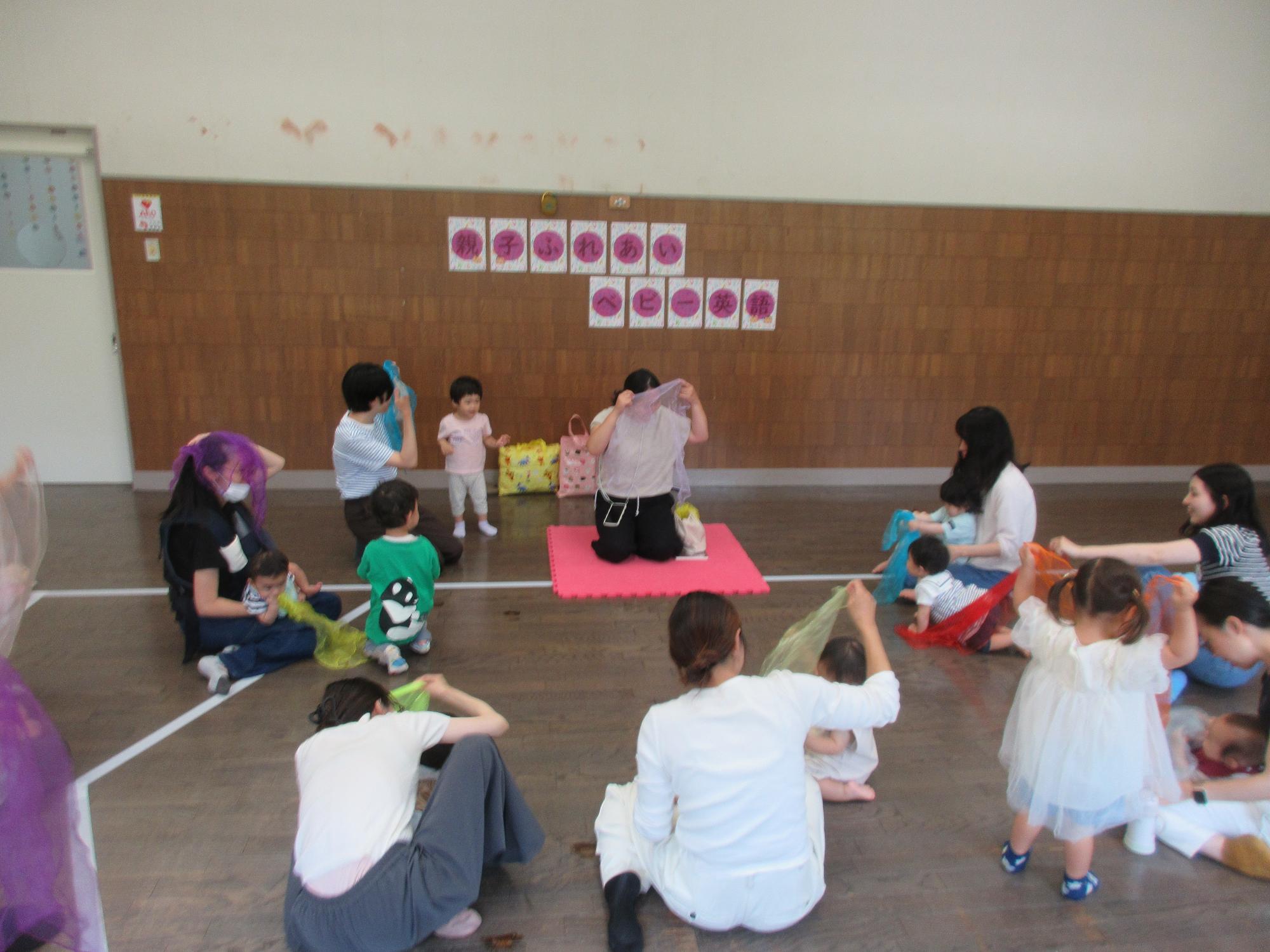 親子でふれあいながらベビー英語をしている様子