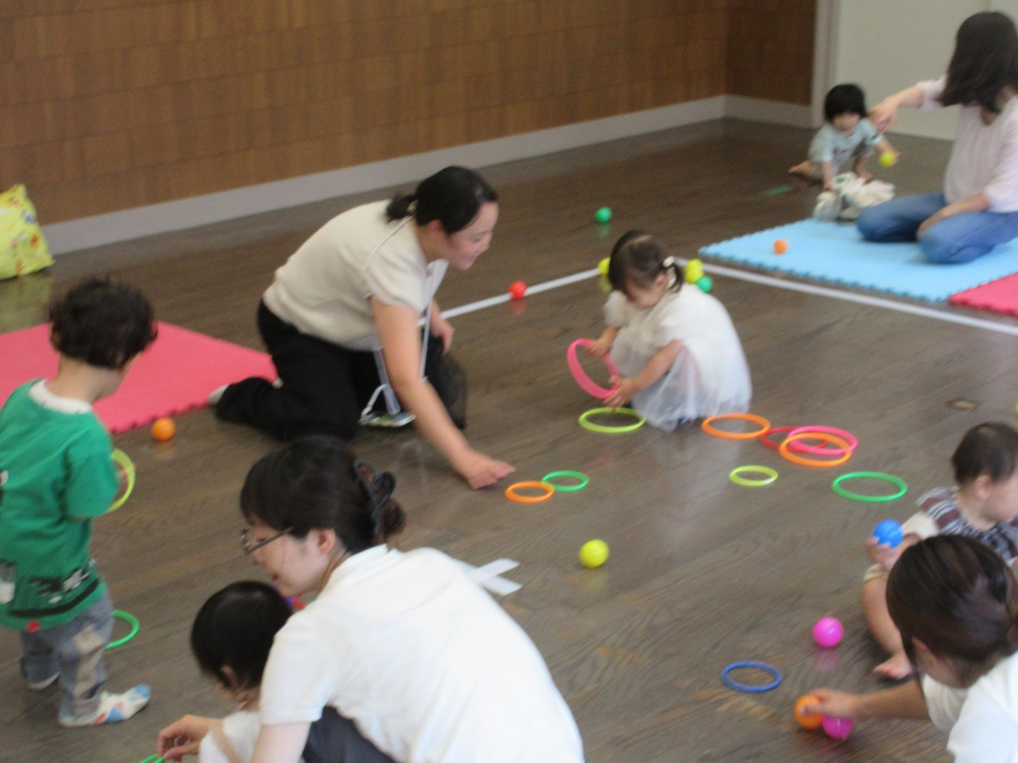 親子でふれあいながらベビー英語をしている様子