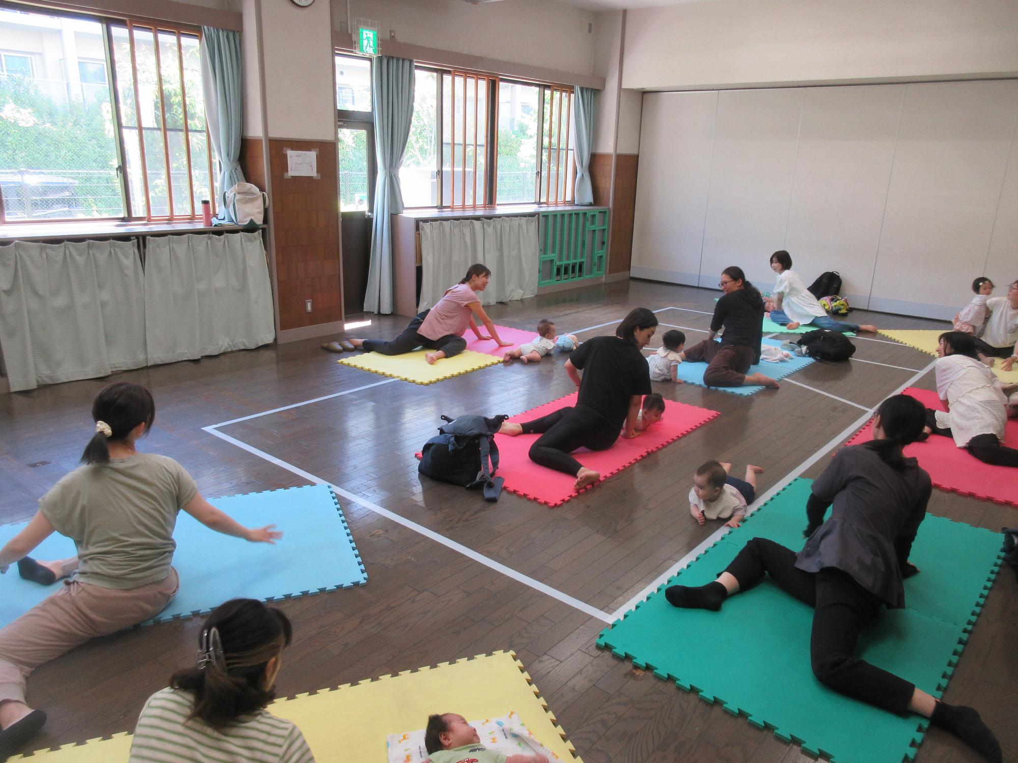 産後のママに向けたヨガを行っている様子
